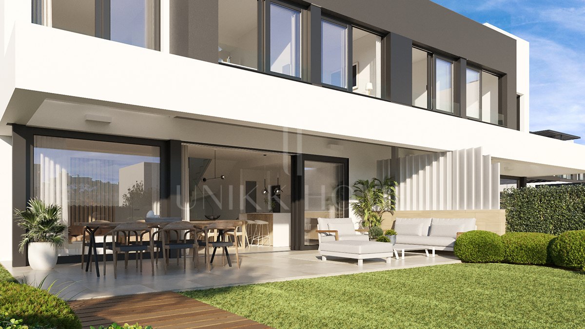 Recently built semi-detached villa with basement and private garden in Atalaya - Estepona
