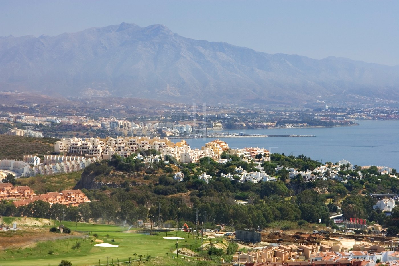 ÁTICO NUEVO DE 3 DORMITORIOS CON SOLARIUM Y VISTAS AL MAR EN URBANIZACIÓN RESORT