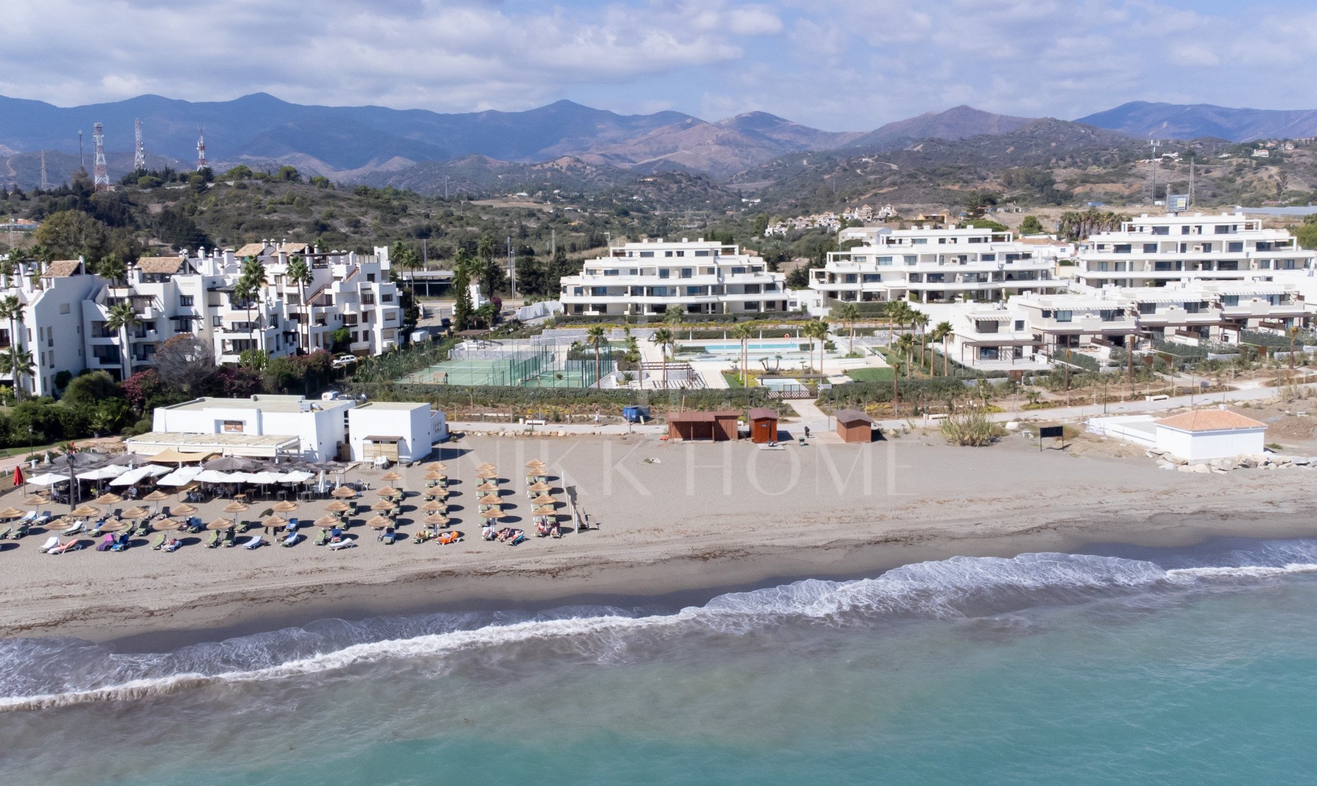 Apartamento de 3 dormitorios en primera línea de playa en Velaya, Estepona