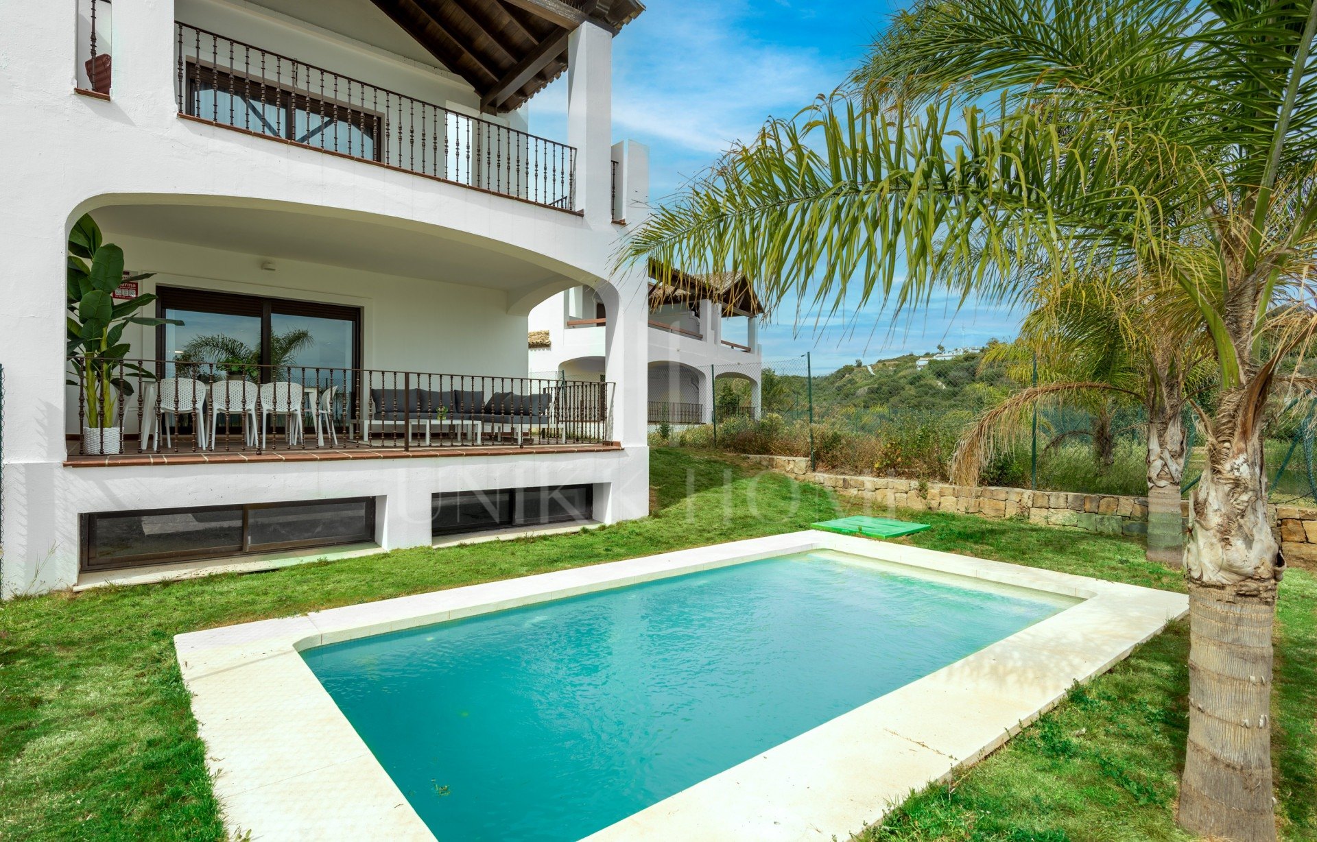 Villa reformada de 3 dormitorios con vistas al golf y al lago – Lista para entrar a vivir