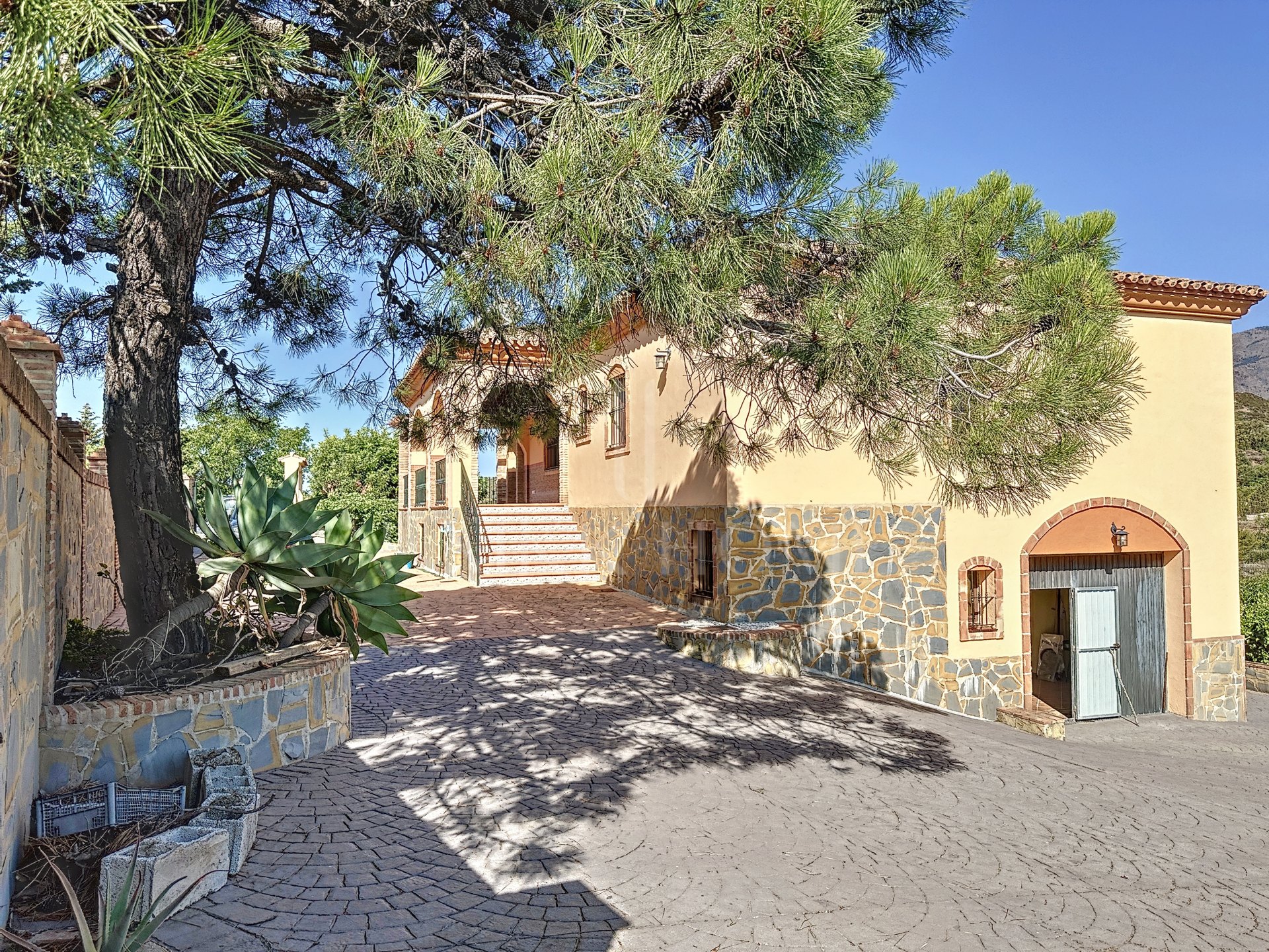 Beautiful villa near Estepona with sea views