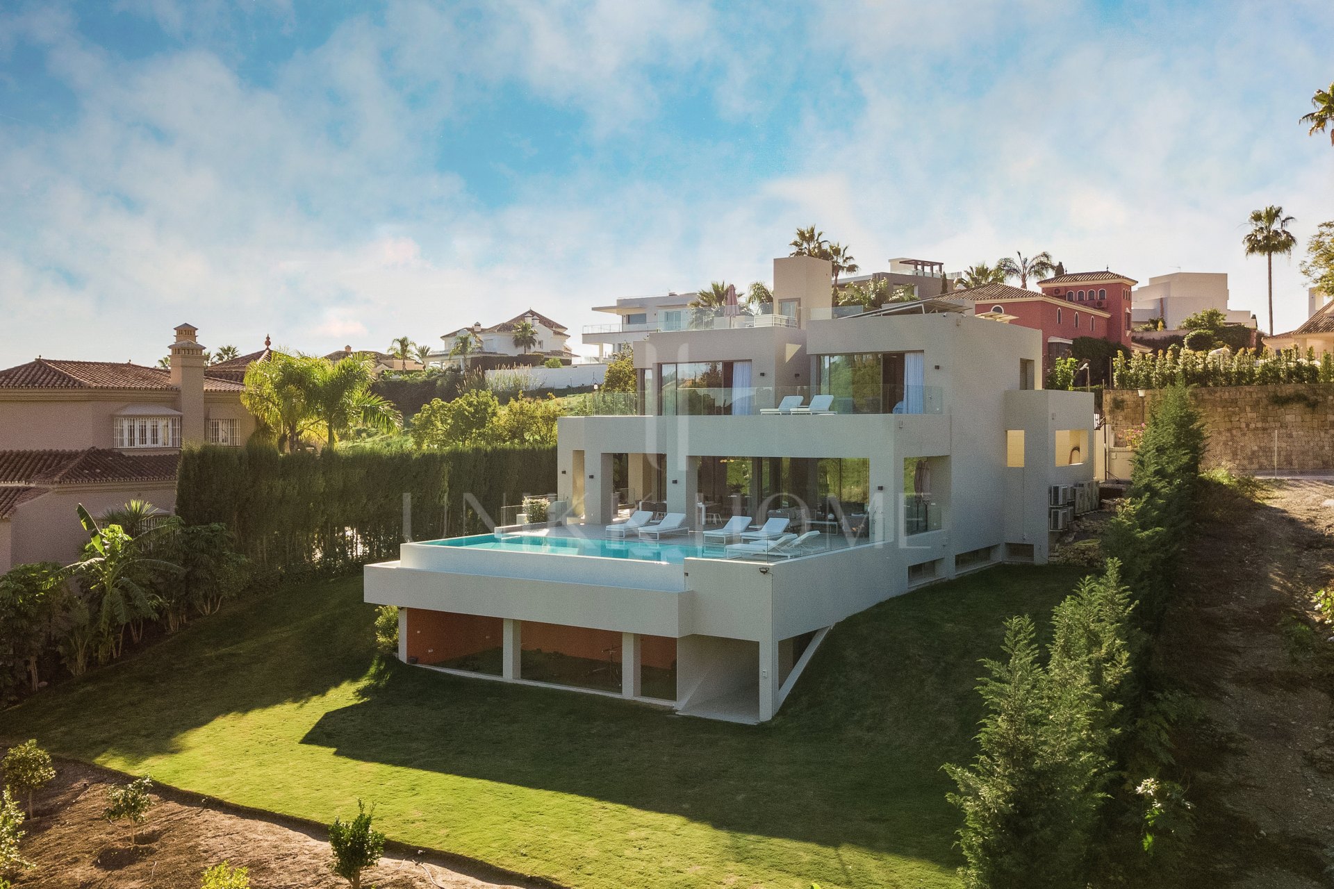 Villa de nueva construcción en Nueva Andalucía con vistas al mar y piscina.