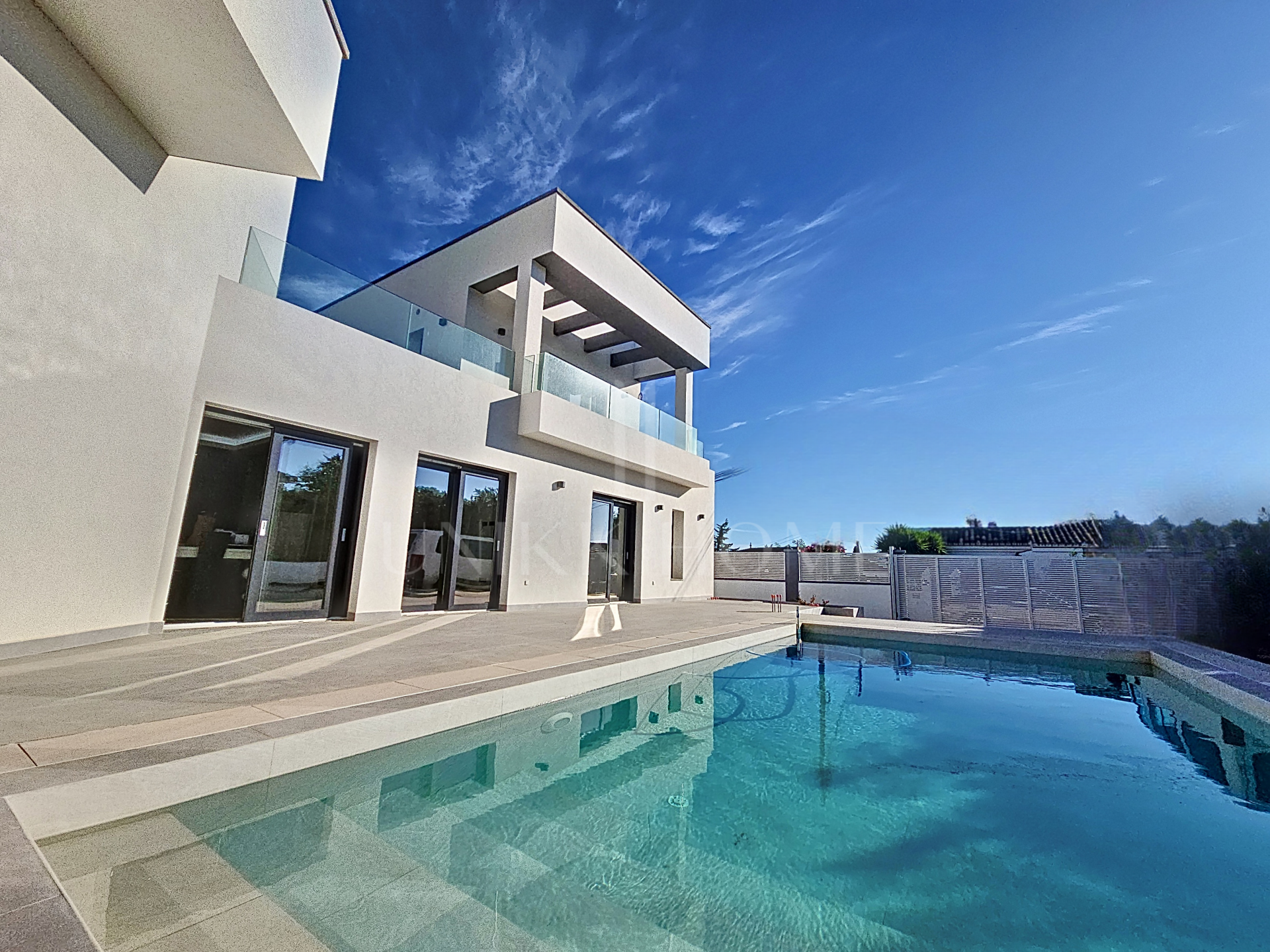 Impresionante villa de nueva construcción con vistas al mar y a la montaña en Estepona