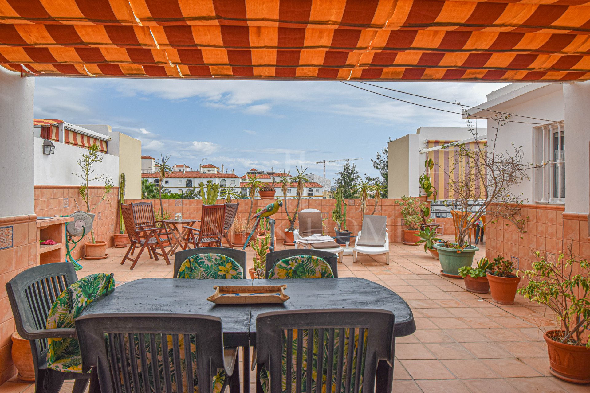 Apartamento Dúplex de cinco dormitorios con una enorme terraza en la azotea.