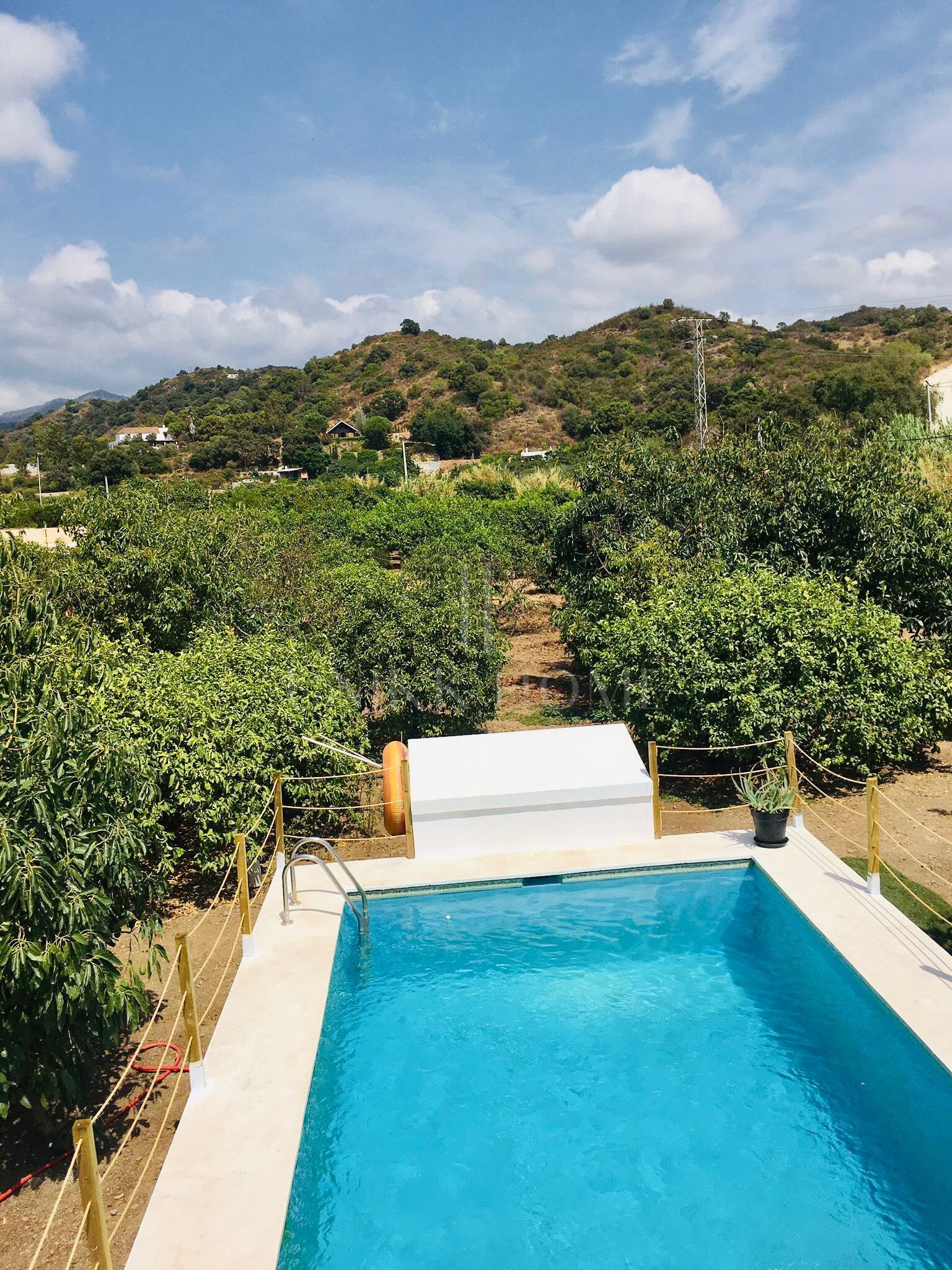 Casita de campo con arboles frutales