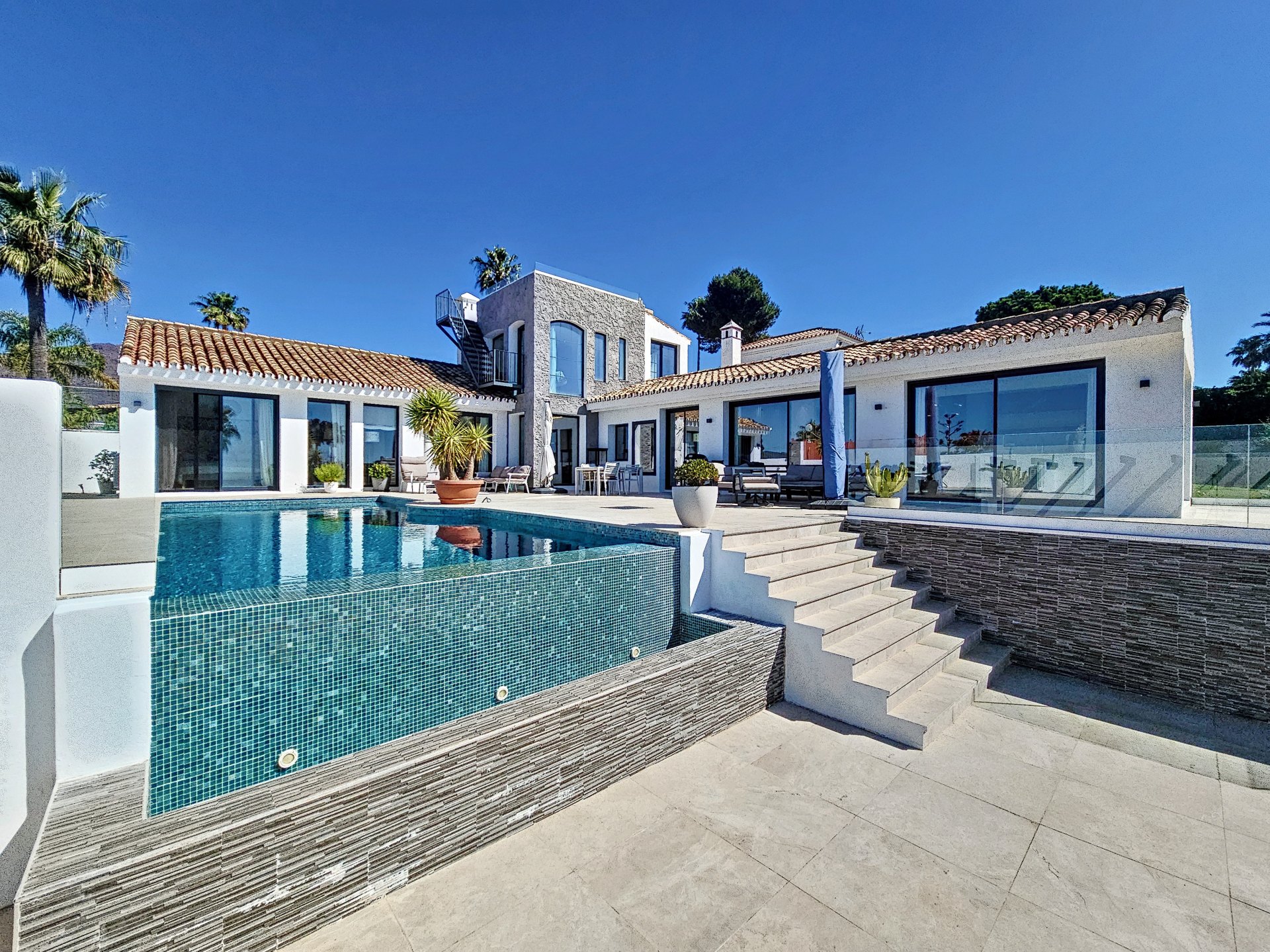 Beautiful Villa with Panoramic Sea and Mountain Views in Seghers, Estepona