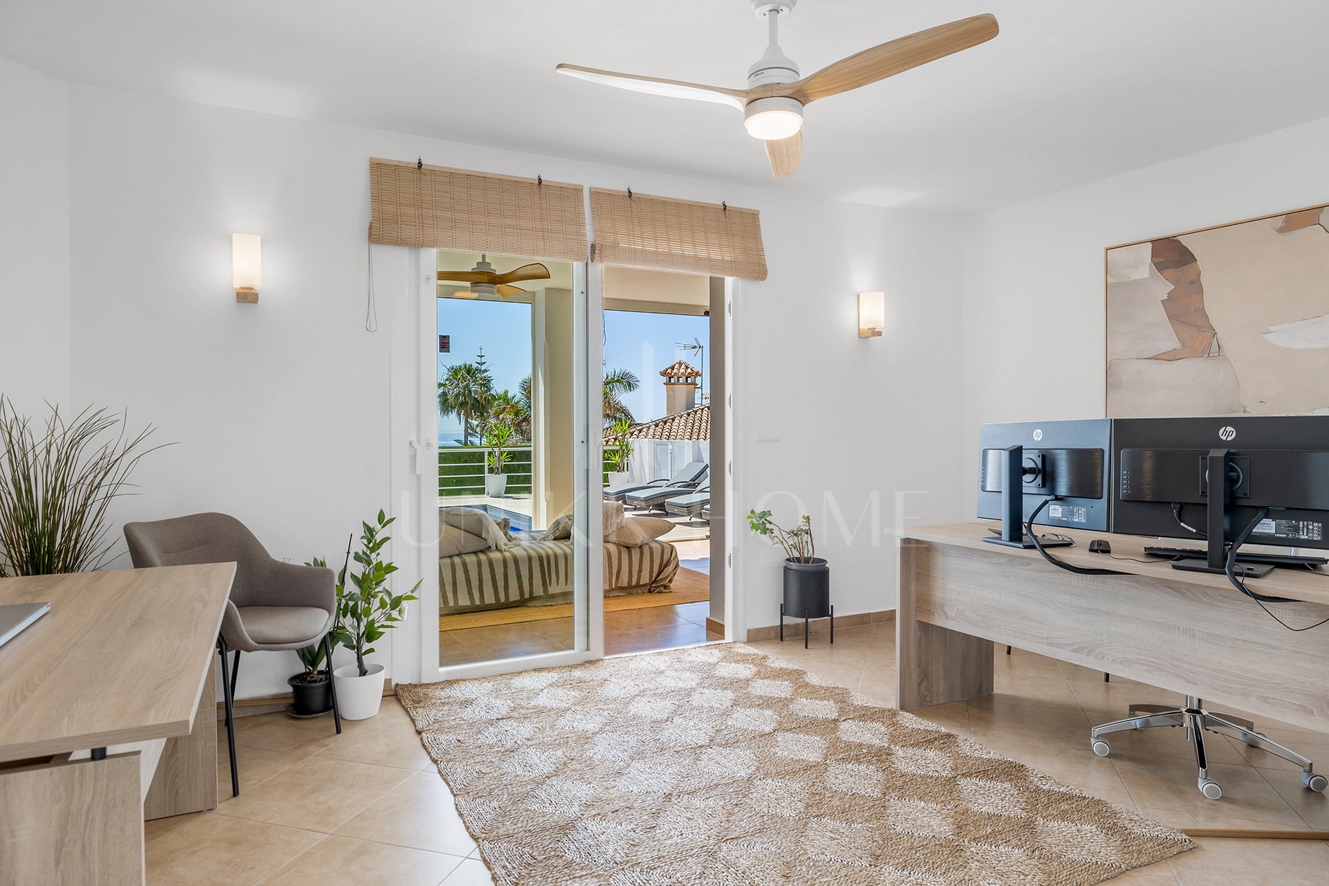 Exclusiva Villa Andaluza Contemporánea con Impresionantes Vistas al Mar a Poca Distancia de la Playa