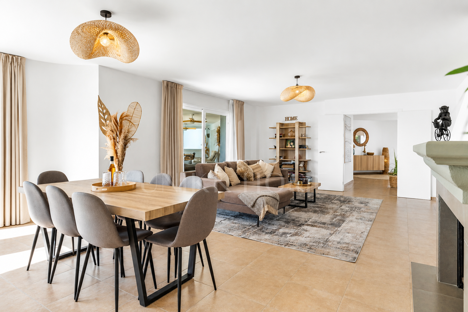 Exclusiva Villa Andaluza Contemporánea con Impresionantes Vistas al Mar a Poca Distancia de la Playa