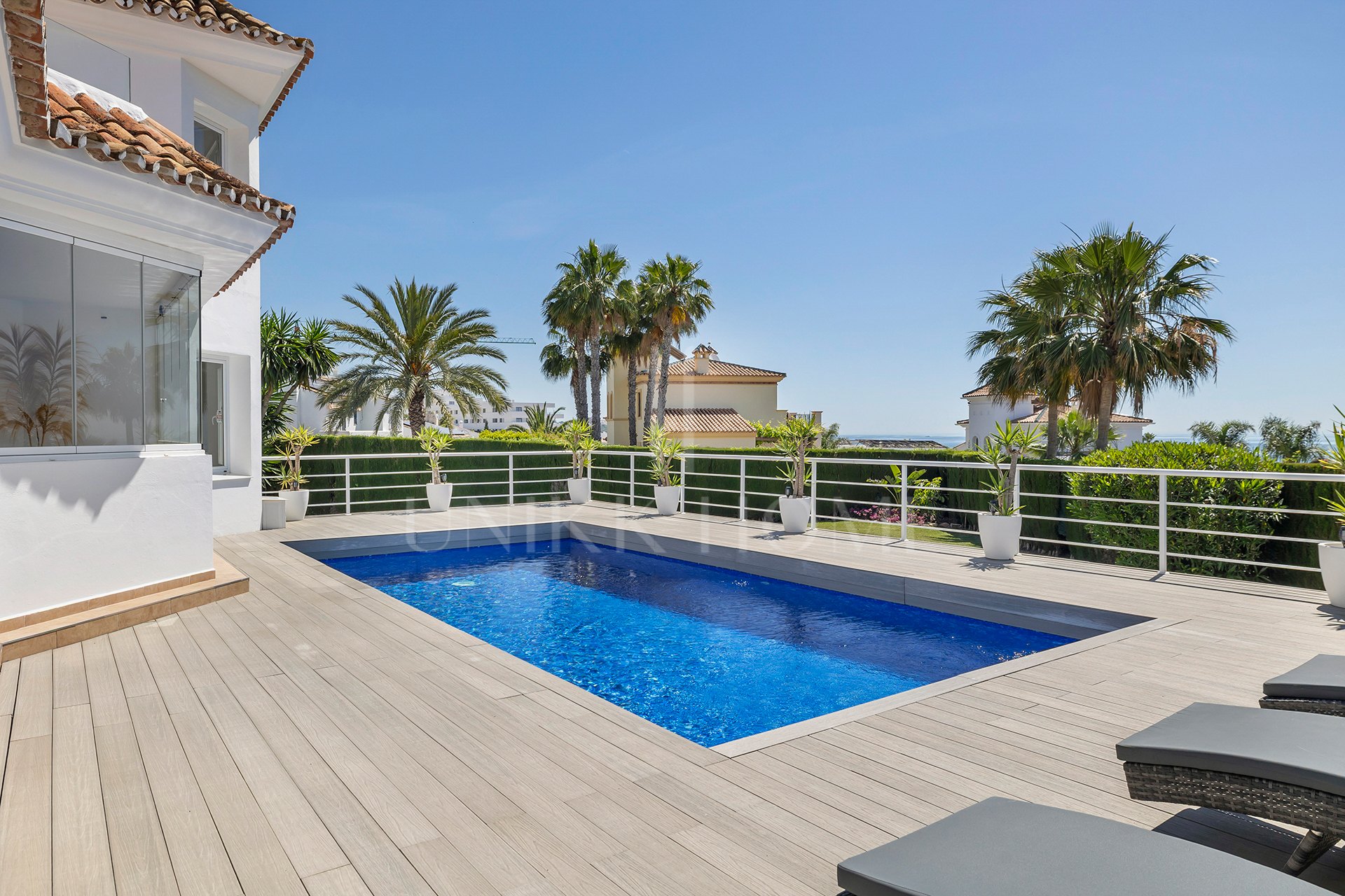Exclusiva Villa Andaluza Contemporánea con Impresionantes Vistas al Mar a Poca Distancia de la Playa