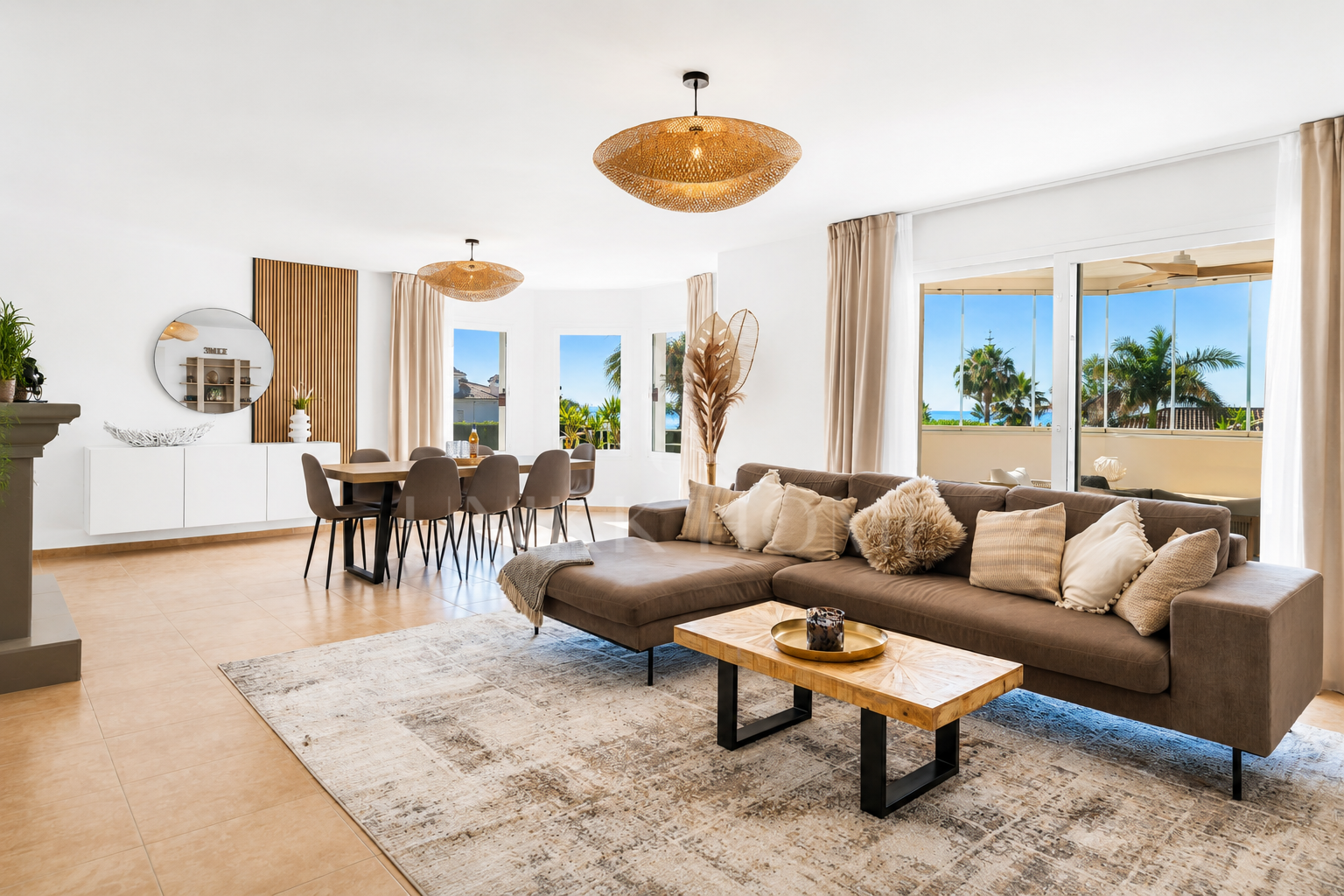 Exclusiva Villa Andaluza Contemporánea con Impresionantes Vistas al Mar a Poca Distancia de la Playa