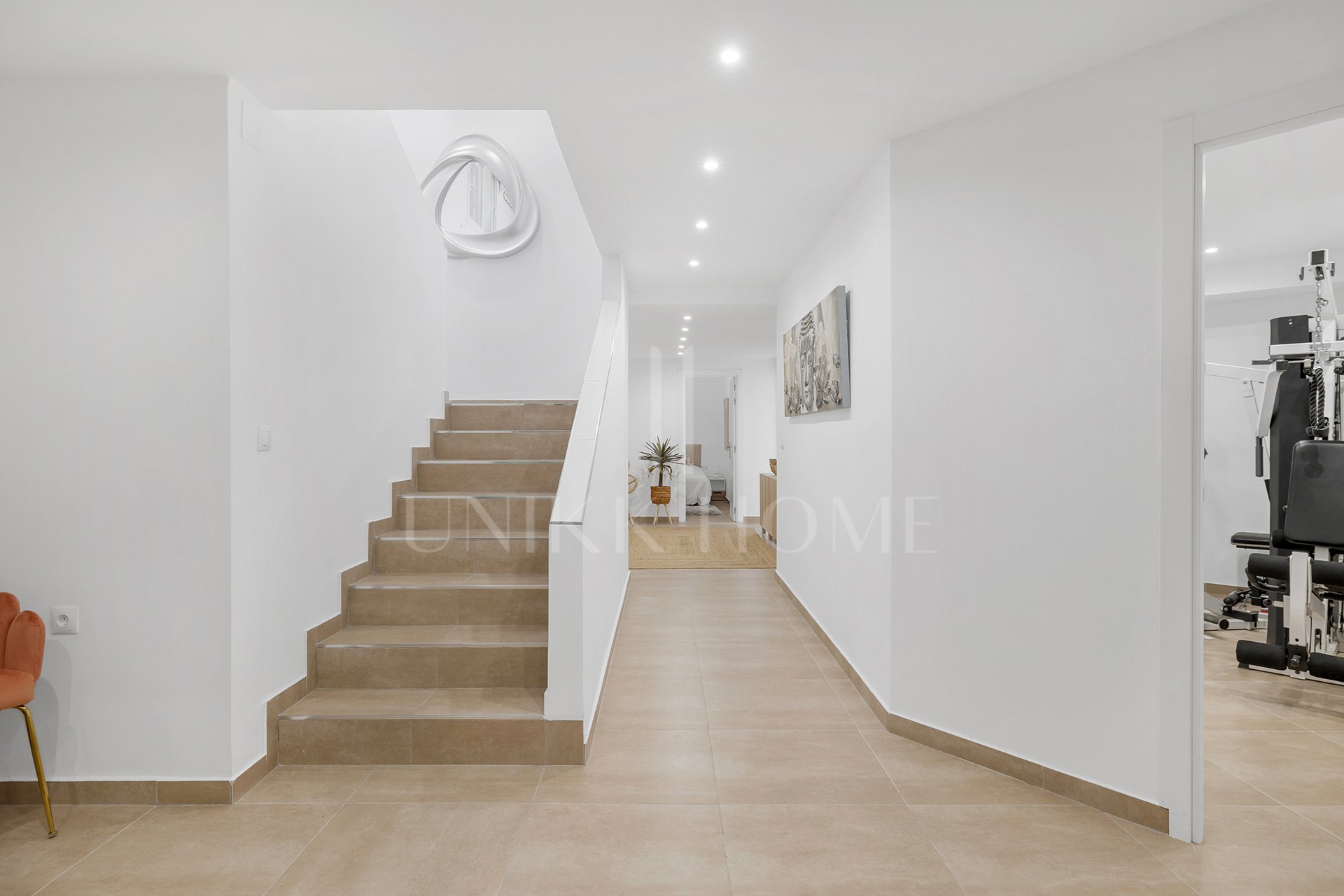 Exclusiva Villa Andaluza Contemporánea con Impresionantes Vistas al Mar a Poca Distancia de la Playa