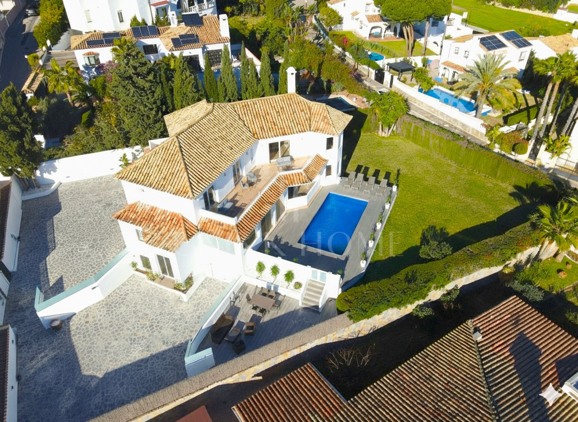 Fantastic Villa with Breathtaking Sea Views walking Distance to the Beach - Estepona West
