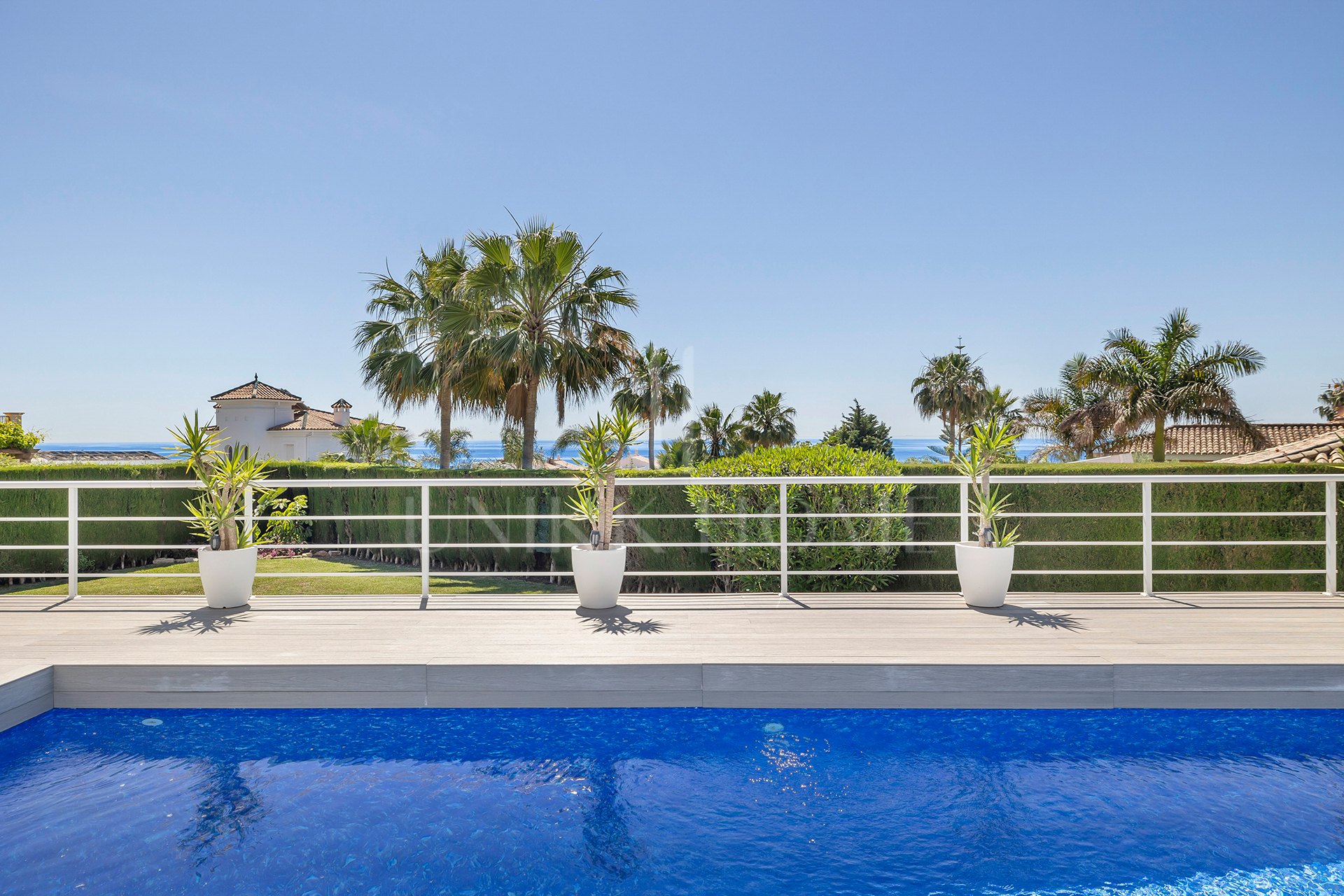 Exclusiva Villa Andaluza Contemporánea con Impresionantes Vistas al Mar a Poca Distancia de la Playa