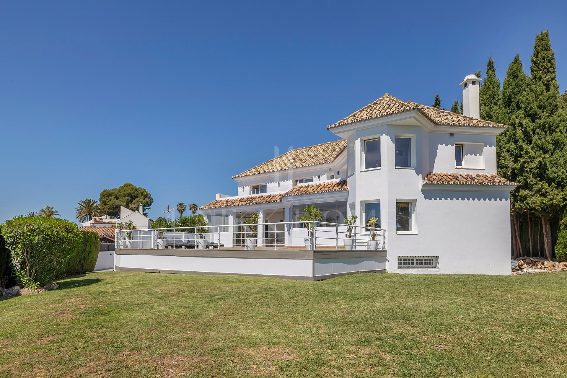 Exclusiva Villa Andaluza Contemporánea con Impresionantes Vistas al Mar a Poca Distancia de la Playa