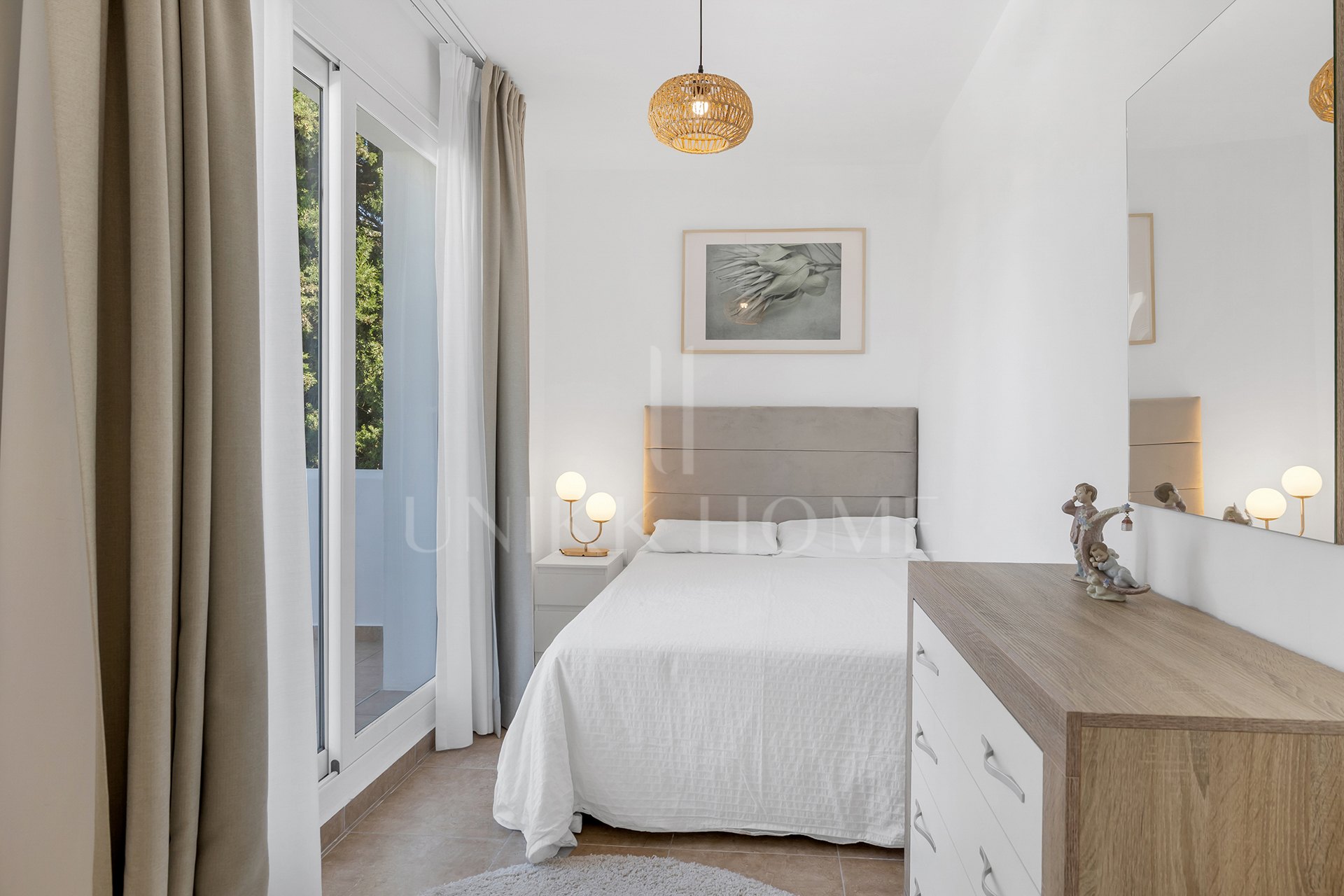 Exclusiva Villa Andaluza Contemporánea con Impresionantes Vistas al Mar a Poca Distancia de la Playa