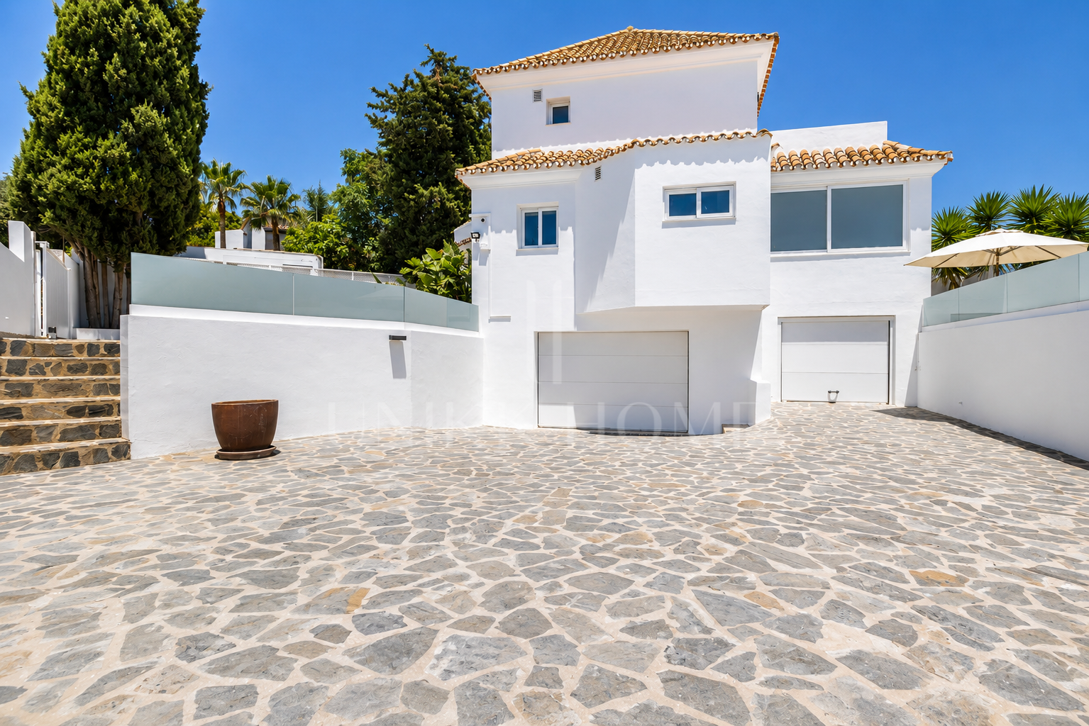 Exclusiva Villa Andaluza Contemporánea con Impresionantes Vistas al Mar a Poca Distancia de la Playa