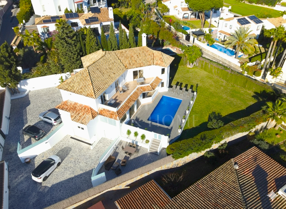 Fantastic Villa with Breathtaking Sea Views walking Distance to the Beach - Estepona West