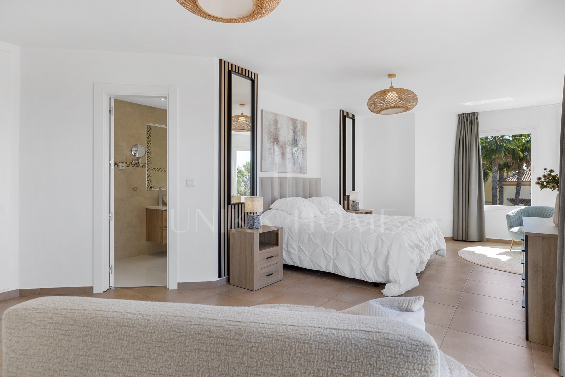 Exclusiva Villa Andaluza Contemporánea con Impresionantes Vistas al Mar a Poca Distancia de la Playa