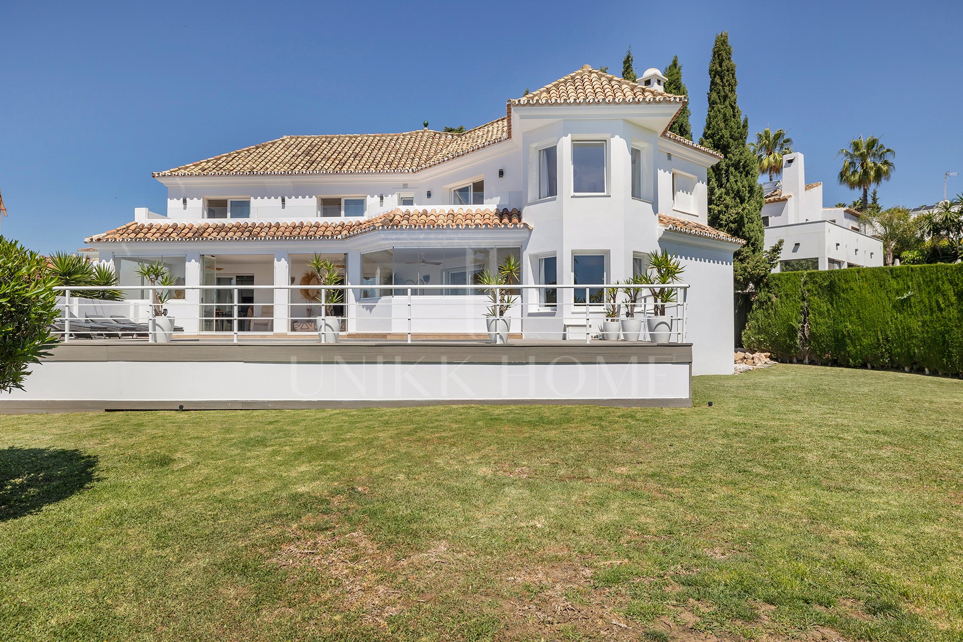 Exclusiva Villa Andaluza Contemporánea con Impresionantes Vistas al Mar a Poca Distancia de la Playa