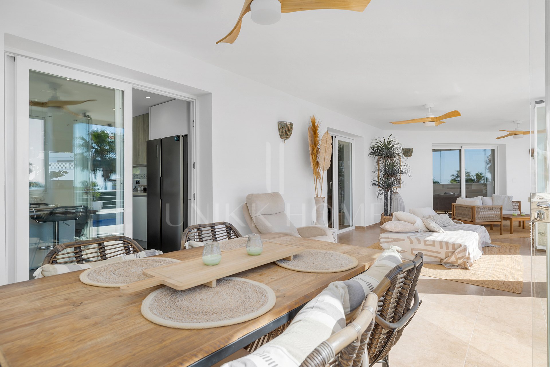 Exclusiva Villa Andaluza Contemporánea con Impresionantes Vistas al Mar a Poca Distancia de la Playa