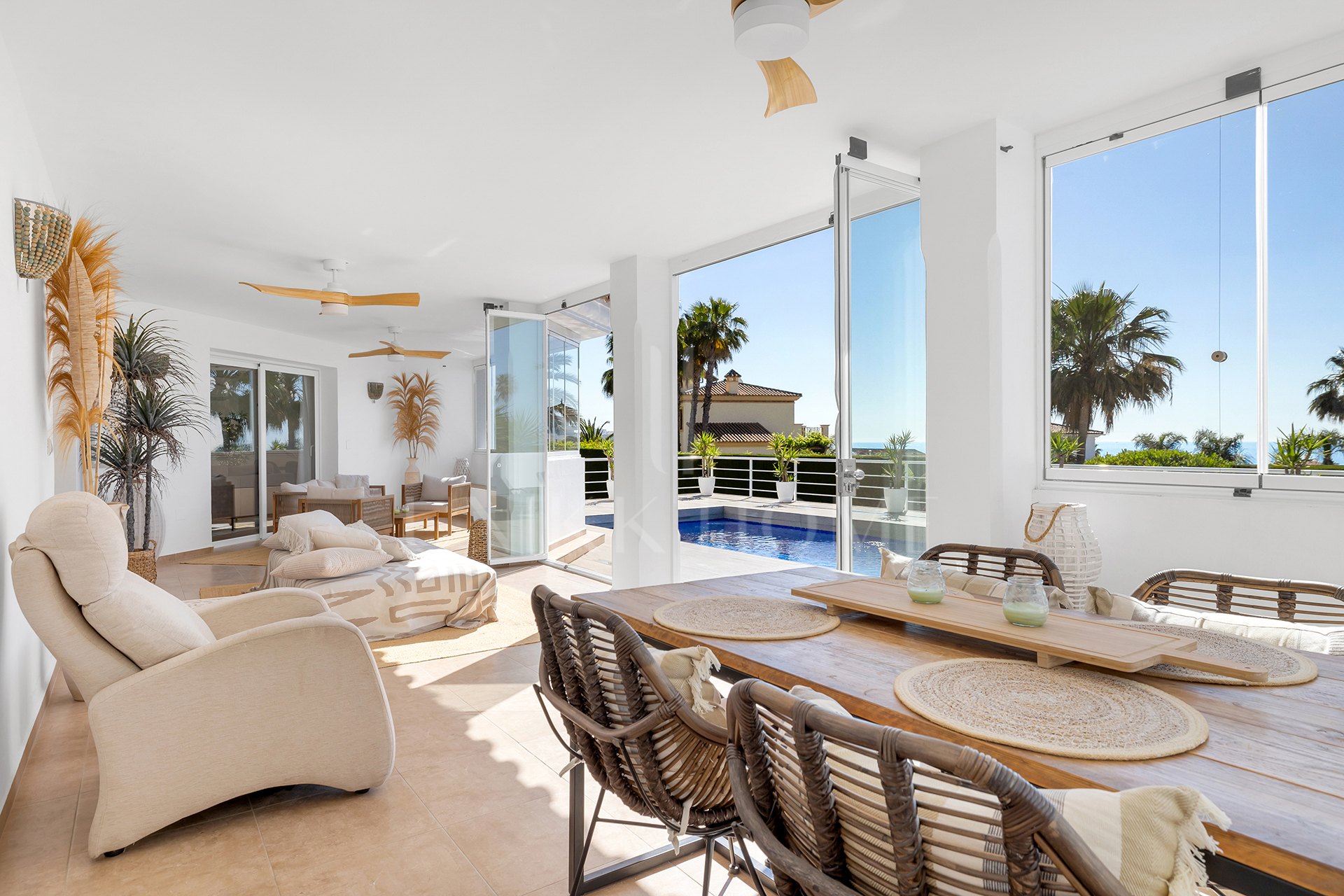 Exclusiva Villa Andaluza Contemporánea con Impresionantes Vistas al Mar a Poca Distancia de la Playa