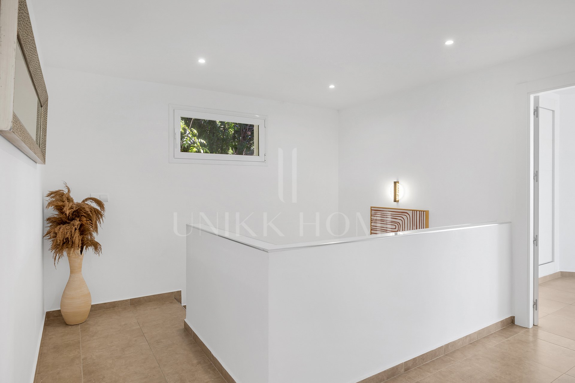 Exclusiva Villa Andaluza Contemporánea con Impresionantes Vistas al Mar a Poca Distancia de la Playa