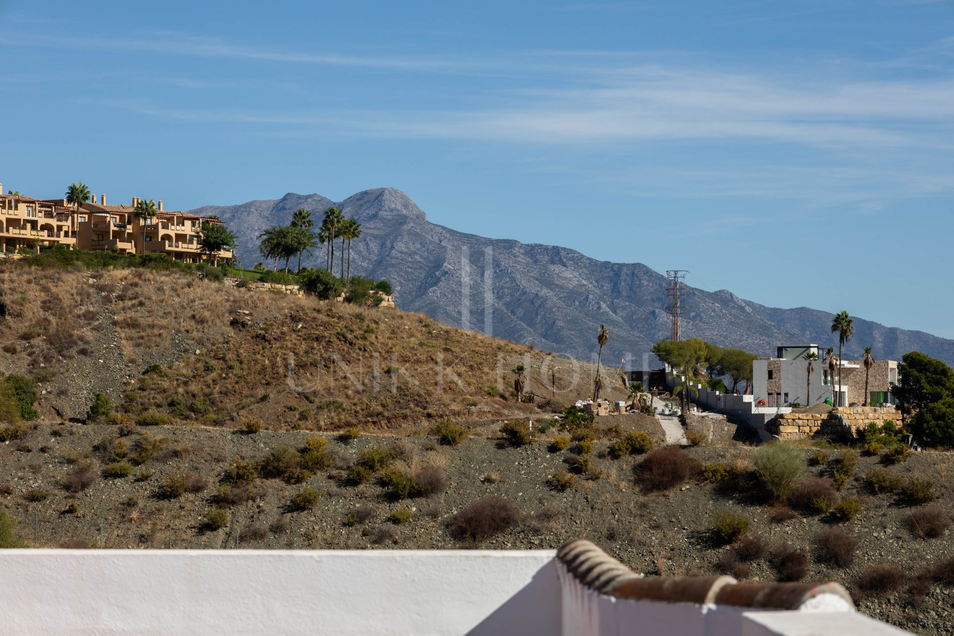 Elegante ático en Paraiso Pueblo con vistas al mar, amplias terrazas e instalaciones completas.