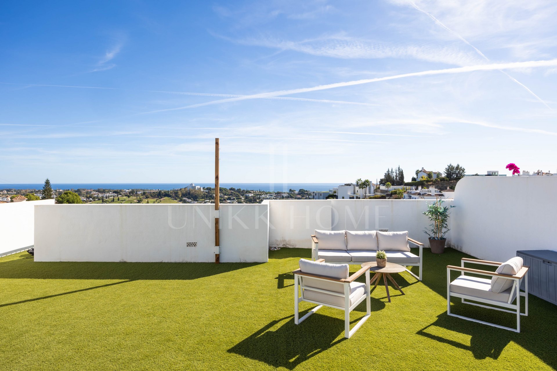 Elegante ático en Paraiso Pueblo con vistas al mar, amplias terrazas e instalaciones completas.