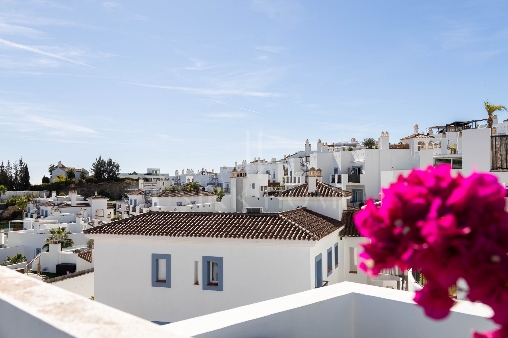 Elegante ático en Paraiso Pueblo con vistas al mar, amplias terrazas e instalaciones completas.