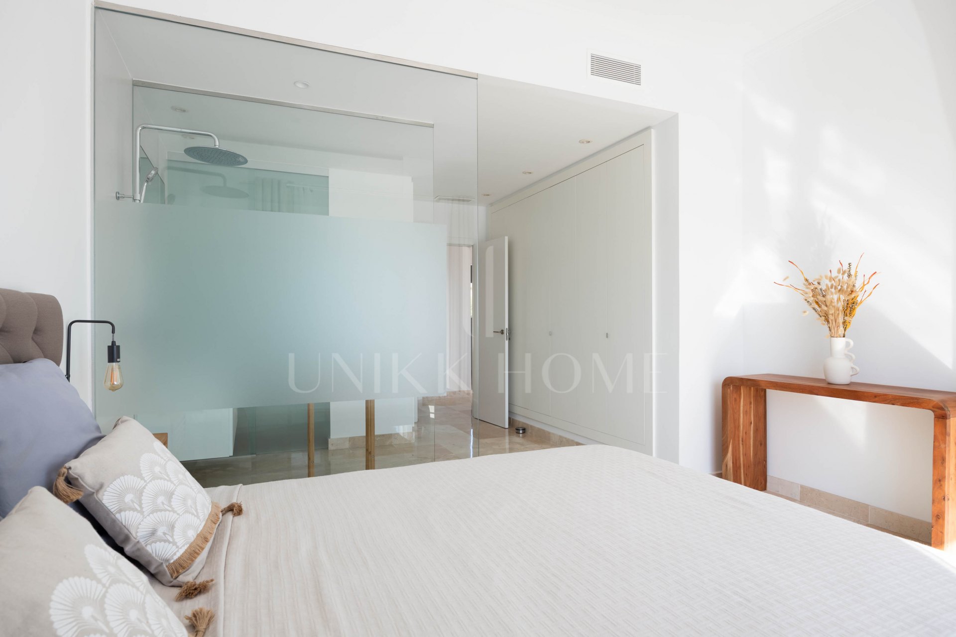 Elegante ático en Paraiso Pueblo con vistas al mar, amplias terrazas e instalaciones completas.