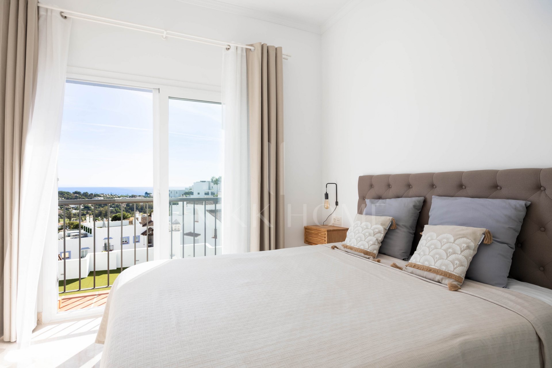 Elegante ático en Paraiso Pueblo con vistas al mar, amplias terrazas e instalaciones completas.