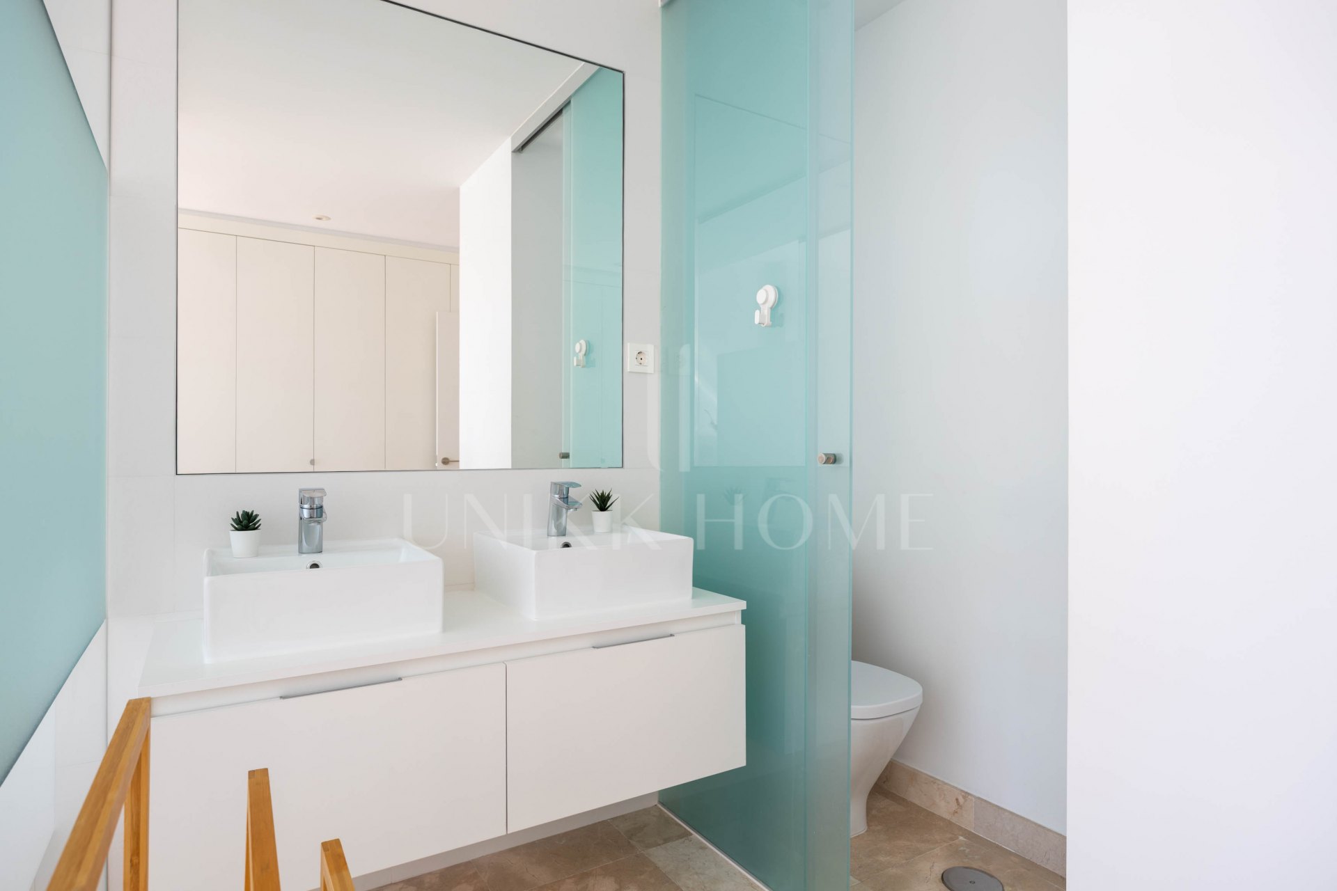 Elegante ático en Paraiso Pueblo con vistas al mar, amplias terrazas e instalaciones completas.