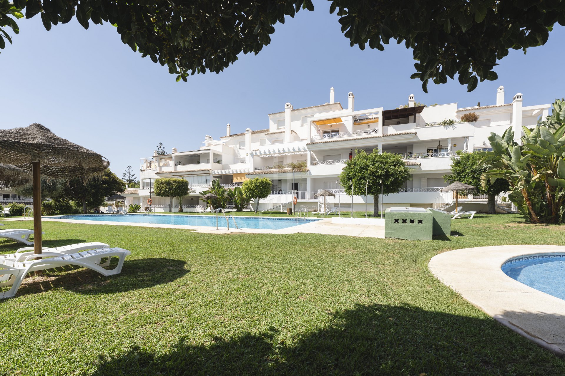 Ático dúplex totalmente renovado en Rio Real, Marbella Este