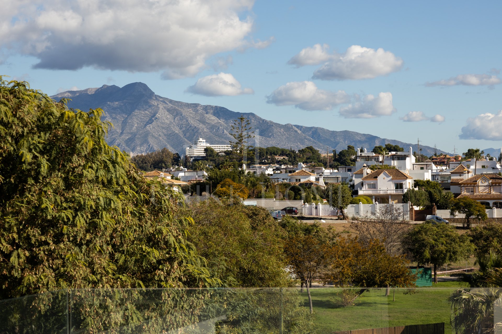 This townhouse in Los Miradores del Sol, Bel-Air Estepona