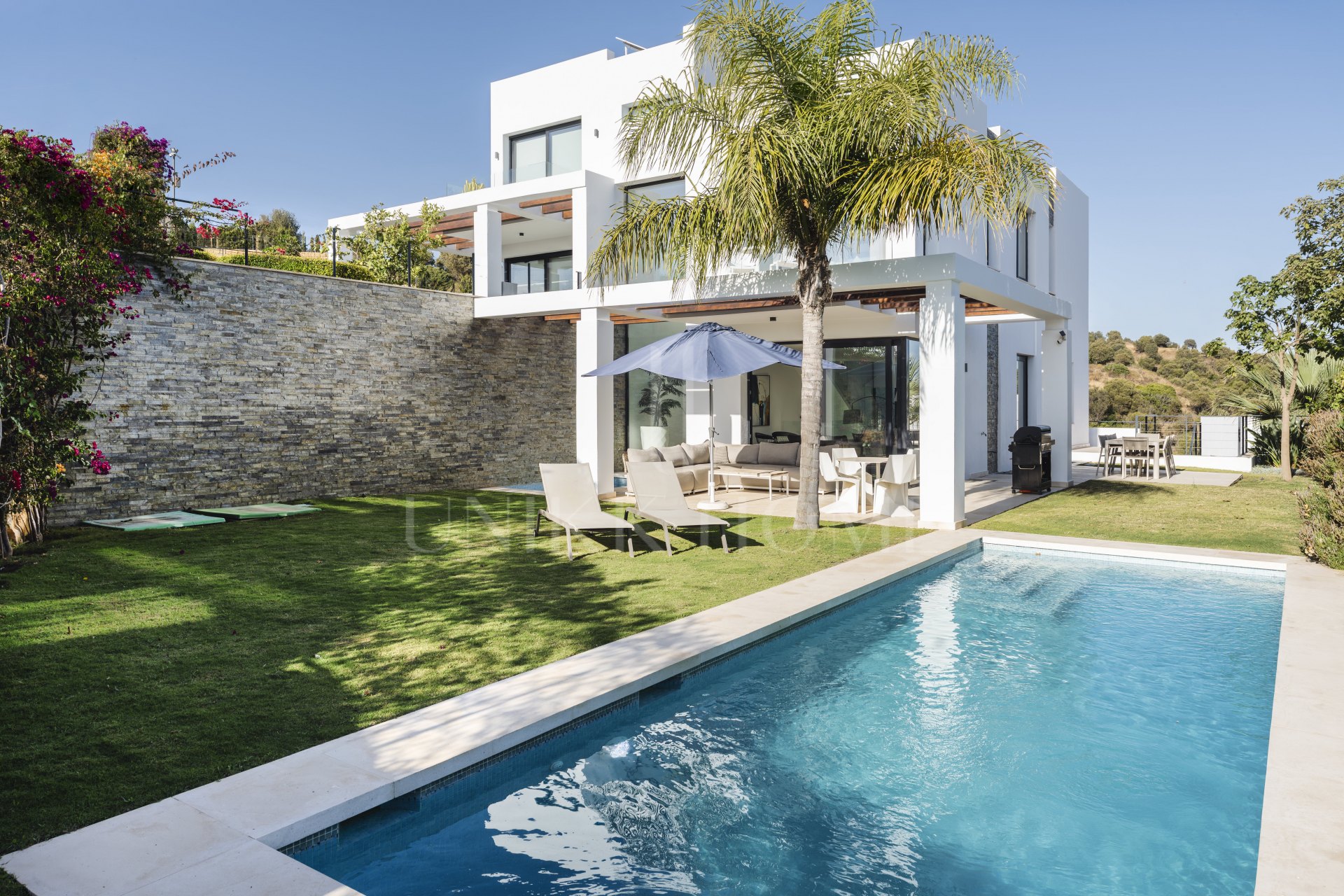Modern 5-bedroom villa in a secure gated community near Marbella