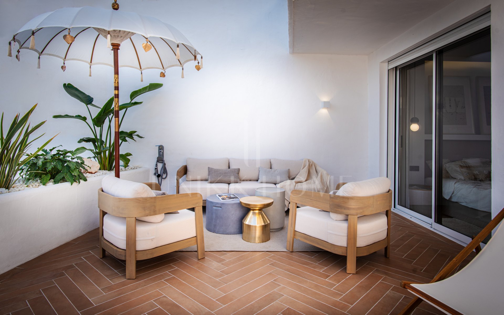 Discover your Marbella dream home — a freshly renovated 3-bedroom apartment in Nueva Andalucía with bright interiors, a spacious terrace, outdoor kitchen, and all amenities close by.