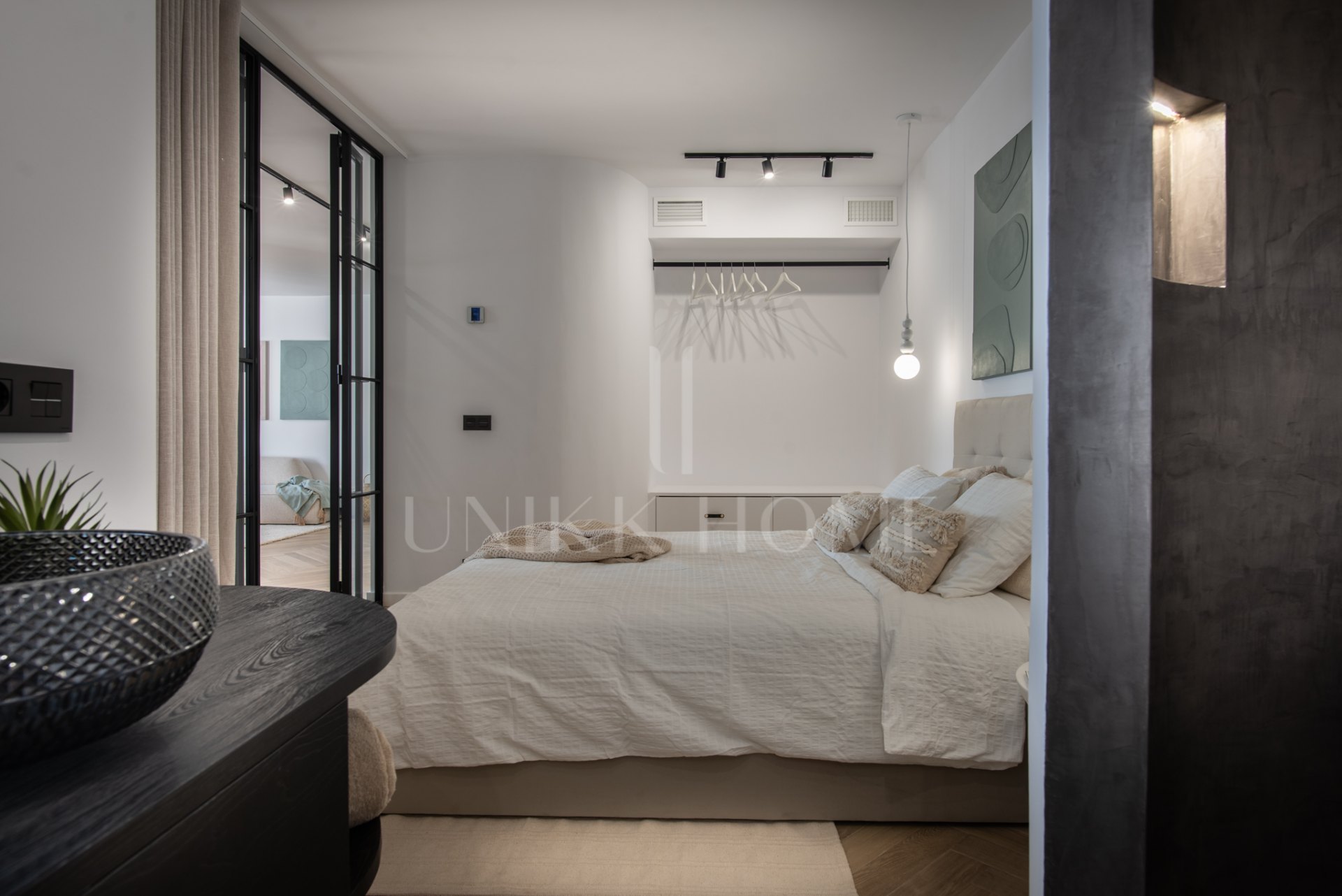 Discover your Marbella dream home — a freshly renovated 3-bedroom apartment in Nueva Andalucía with bright interiors, a spacious terrace, outdoor kitchen, and all amenities close by.