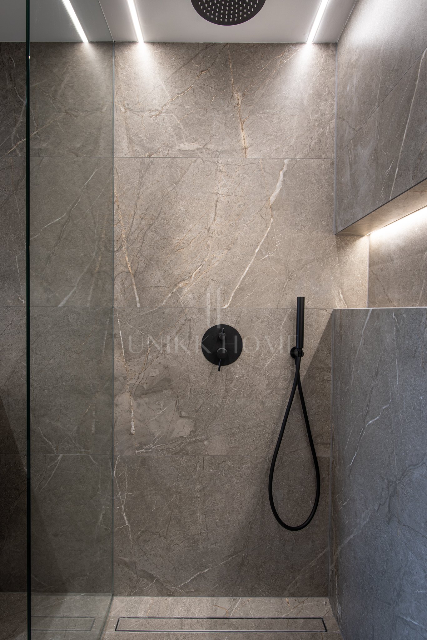 Discover your Marbella dream home — a freshly renovated 3-bedroom apartment in Nueva Andalucía with bright interiors, a spacious terrace, outdoor kitchen, and all amenities close by.