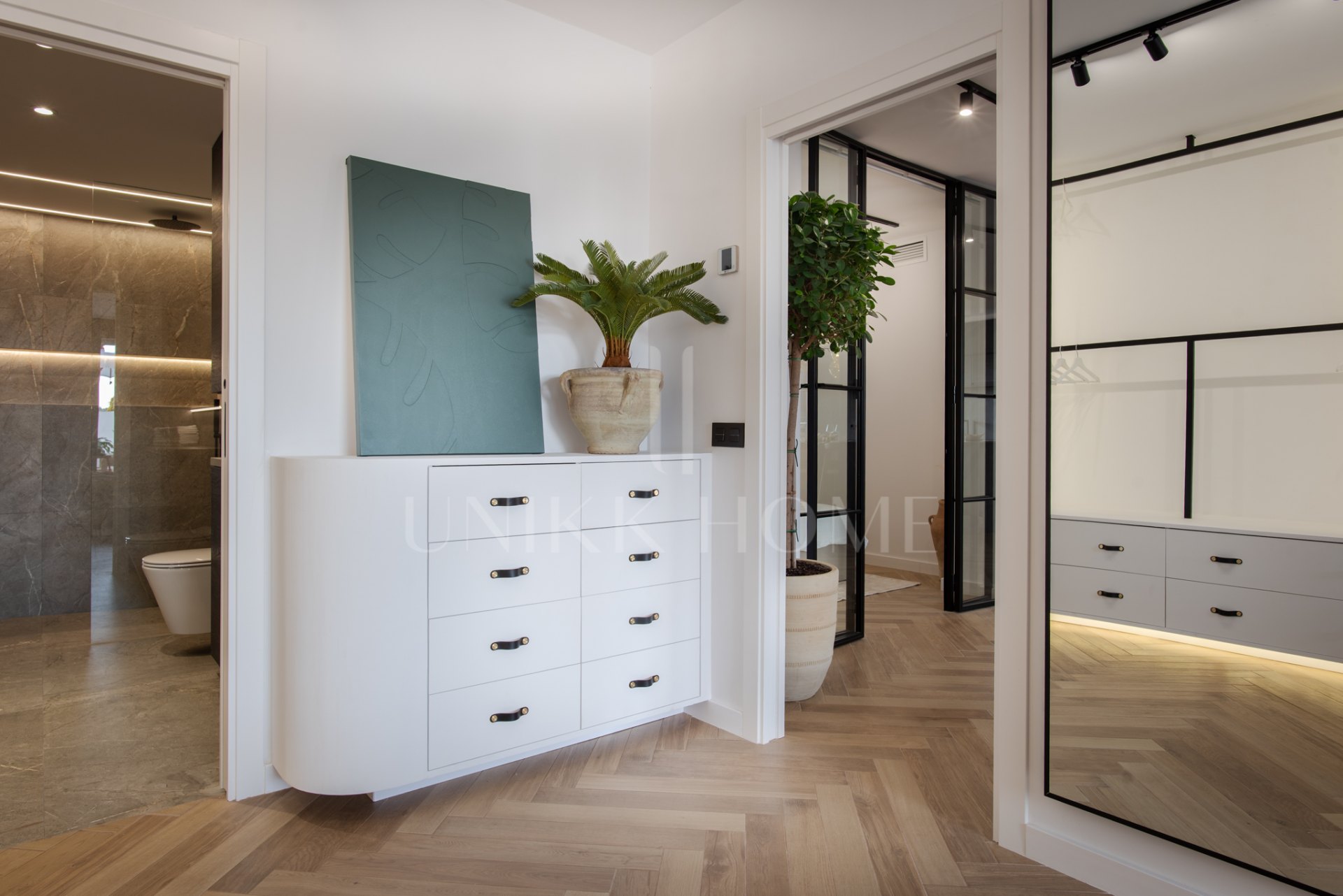 Discover your Marbella dream home — a freshly renovated 3-bedroom apartment in Nueva Andalucía with bright interiors, a spacious terrace, outdoor kitchen, and all amenities close by.