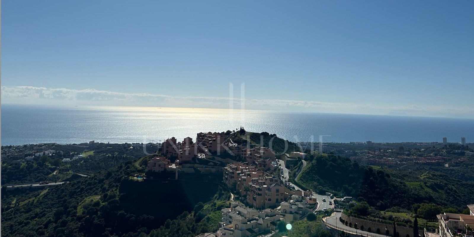 Elegante residencia de 3 dormitorios cerca de Marbella con vistas al mar 270°, dos terrazas, jacuzzi y características de hogar inteligente premium.