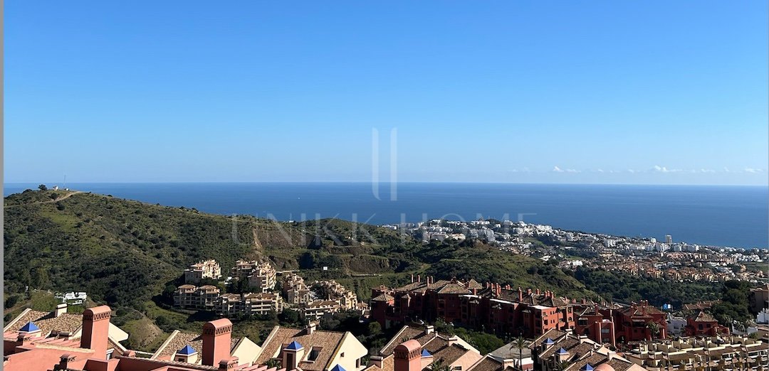 Elegante residencia de 3 dormitorios cerca de Marbella con vistas al mar 270°, dos terrazas, jacuzzi y características de hogar inteligente premium.