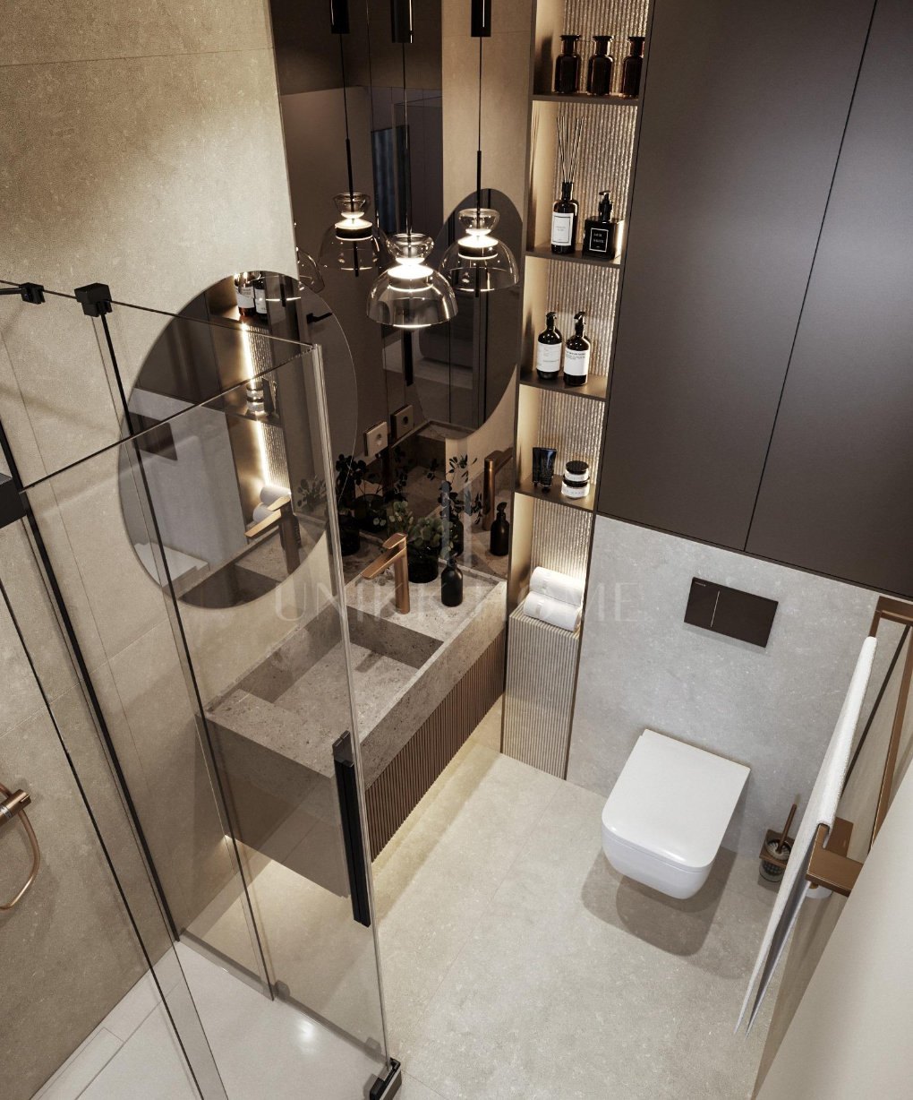 Elegante residencia de 3 dormitorios cerca de Marbella con vistas al mar 270°, dos terrazas, jacuzzi y características de hogar inteligente premium.