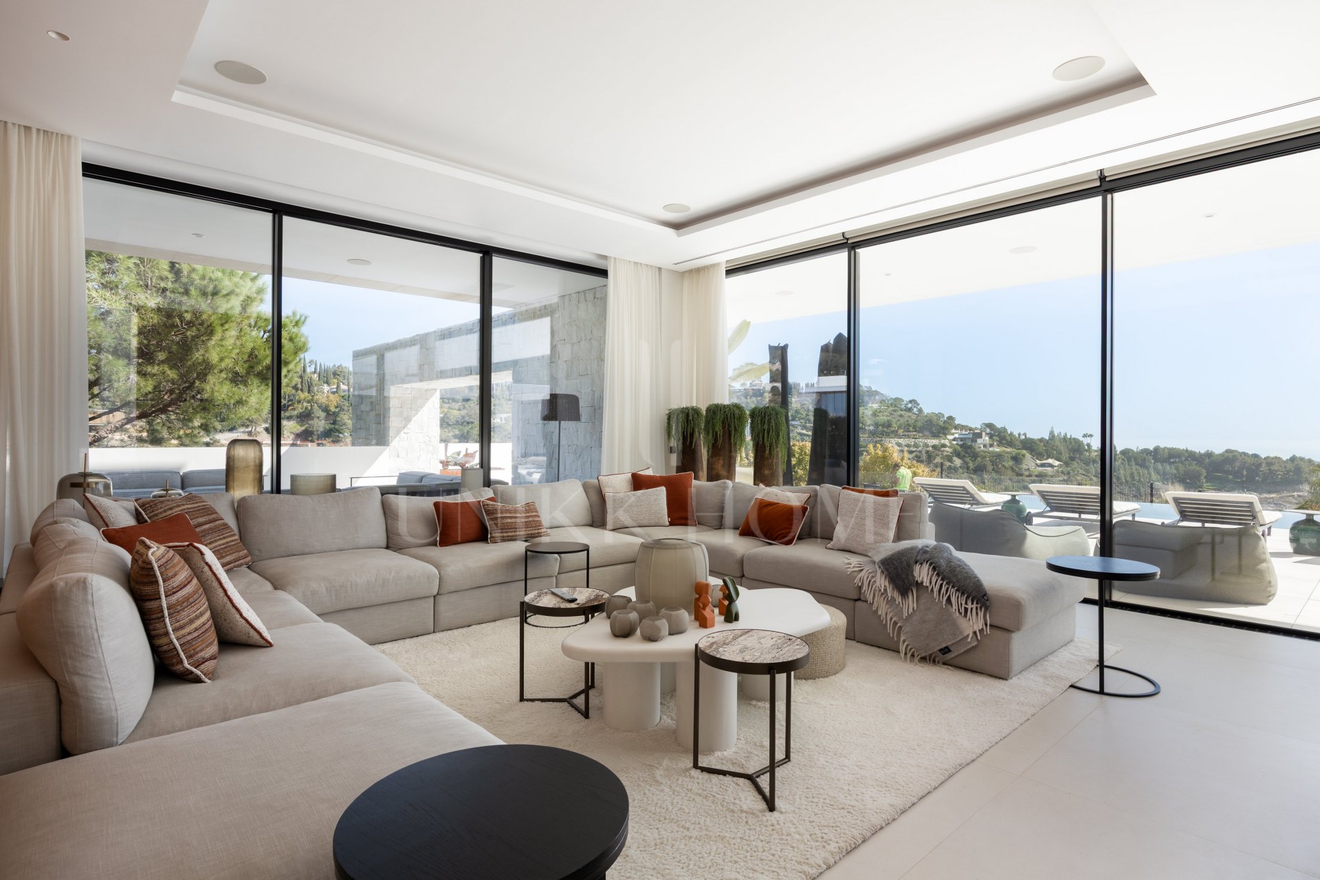 Casa De Canto is an exceptional seven-bedroom contemporary estate, in prestigious gated community of El Madroñal.