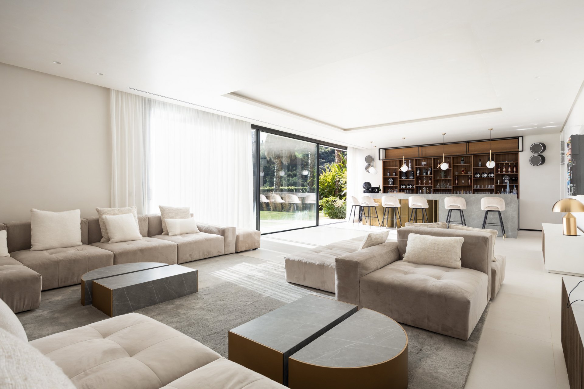 Casa De Canto is an exceptional seven-bedroom contemporary estate, in prestigious gated community of El Madroñal.