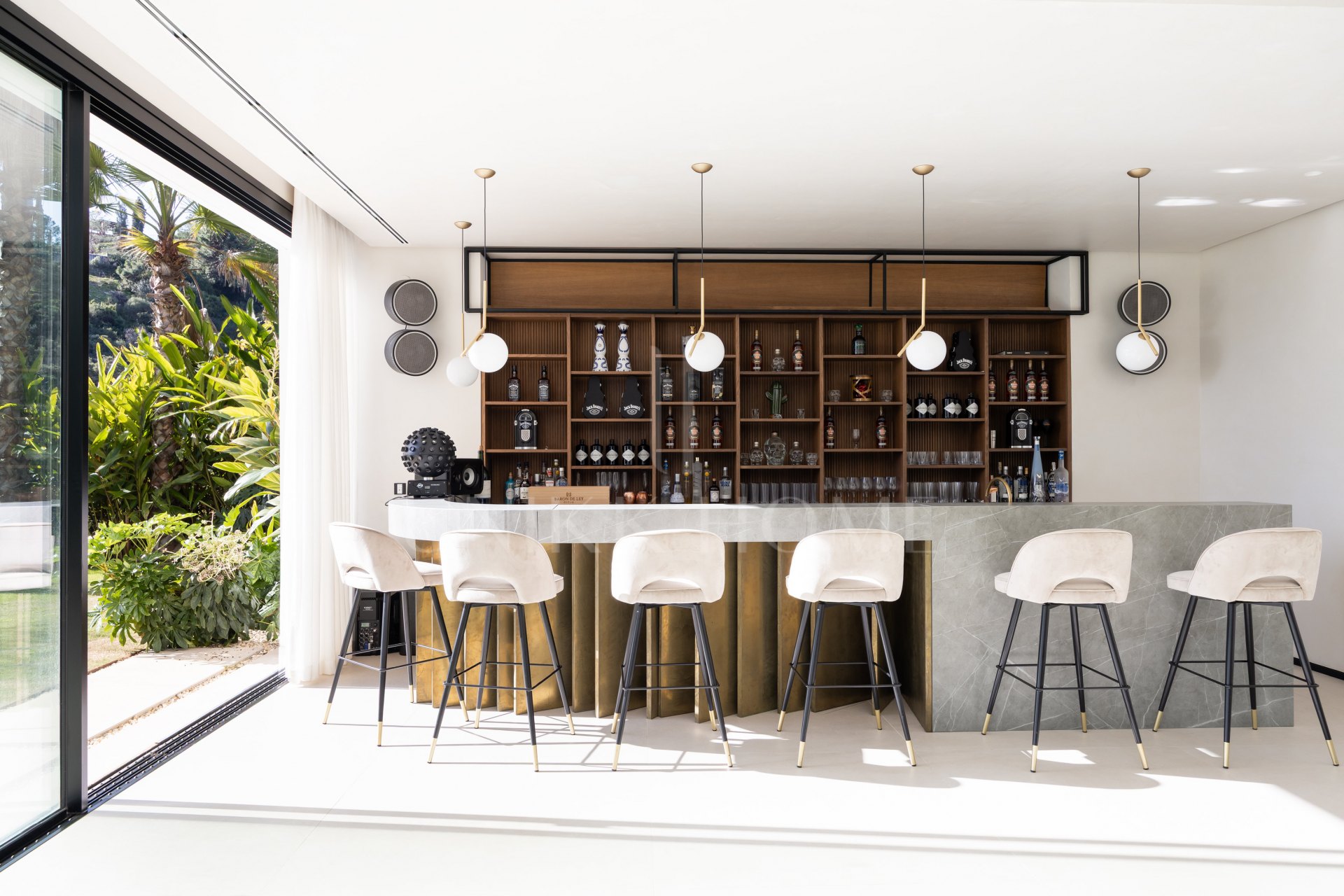 Casa De Canto is an exceptional seven-bedroom contemporary estate, in prestigious gated community of El Madroñal.