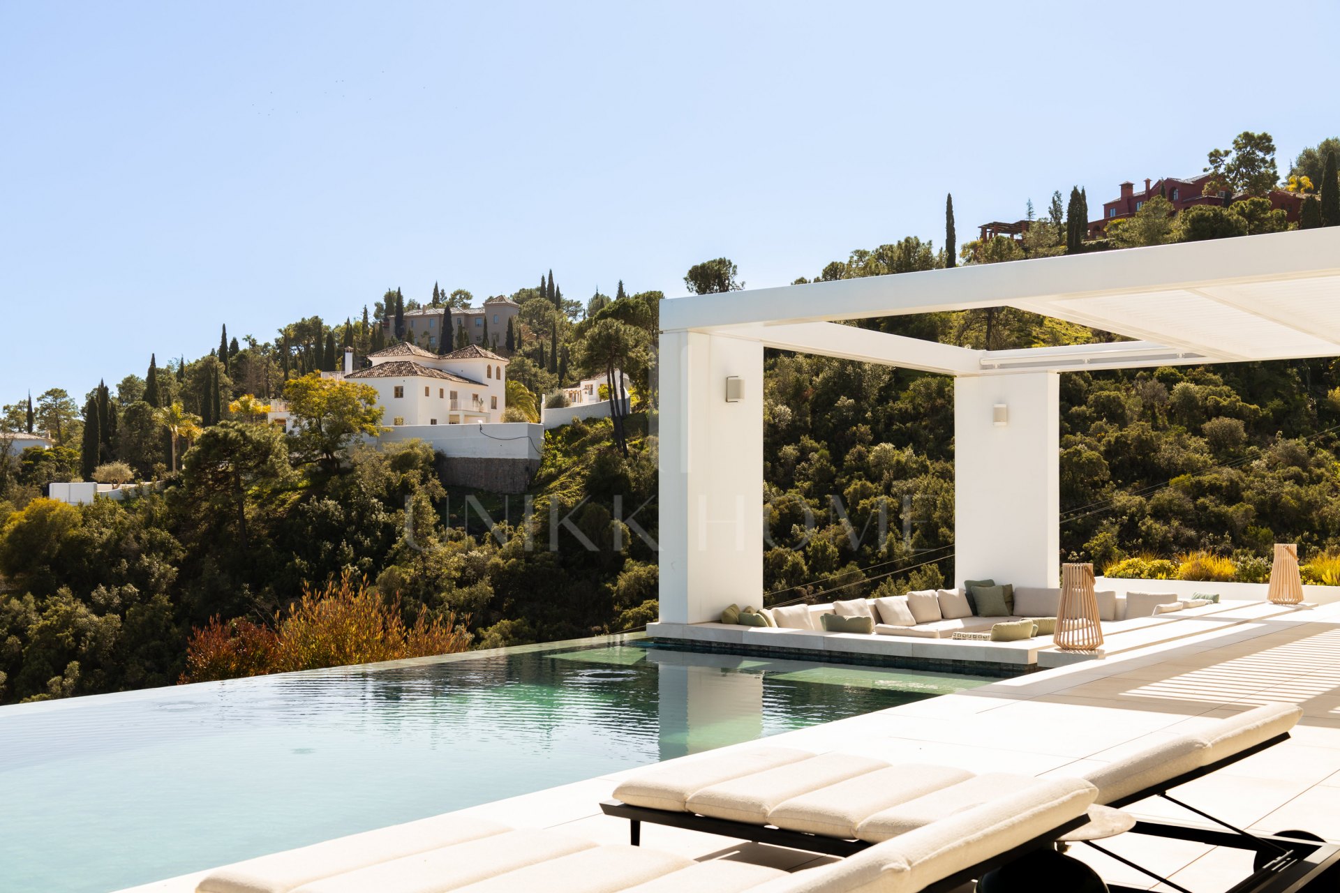 Casa De Canto is an exceptional seven-bedroom contemporary estate, in prestigious gated community of El Madroñal.