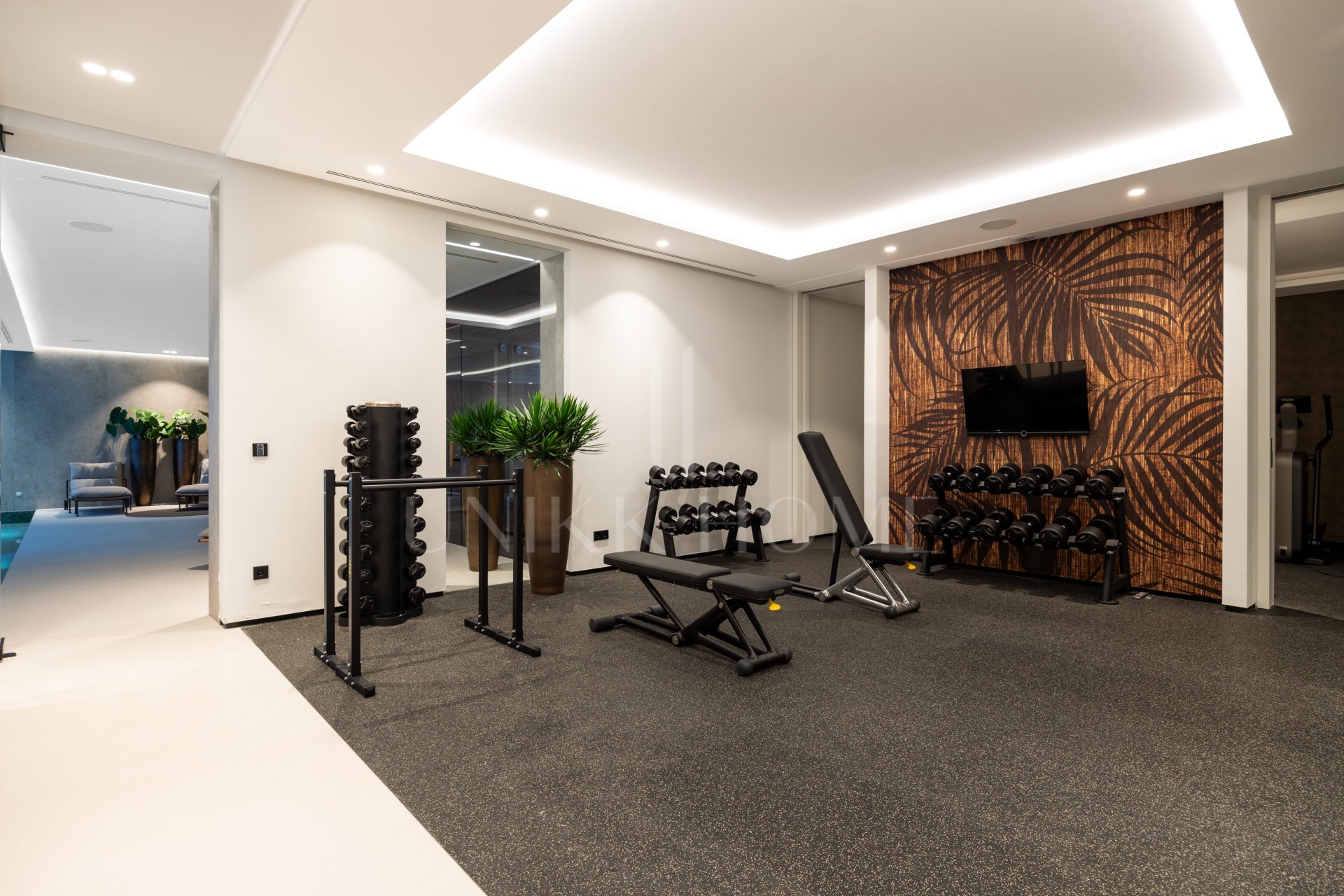 Casa De Canto is an exceptional seven-bedroom contemporary estate, in prestigious gated community of El Madroñal.