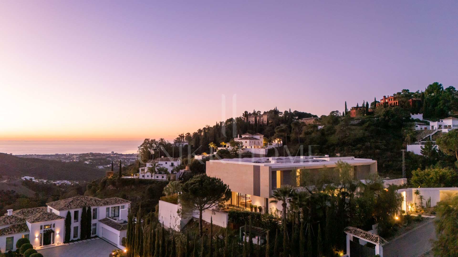 Casa De Canto is an exceptional seven-bedroom contemporary estate, in prestigious gated community of El Madroñal.