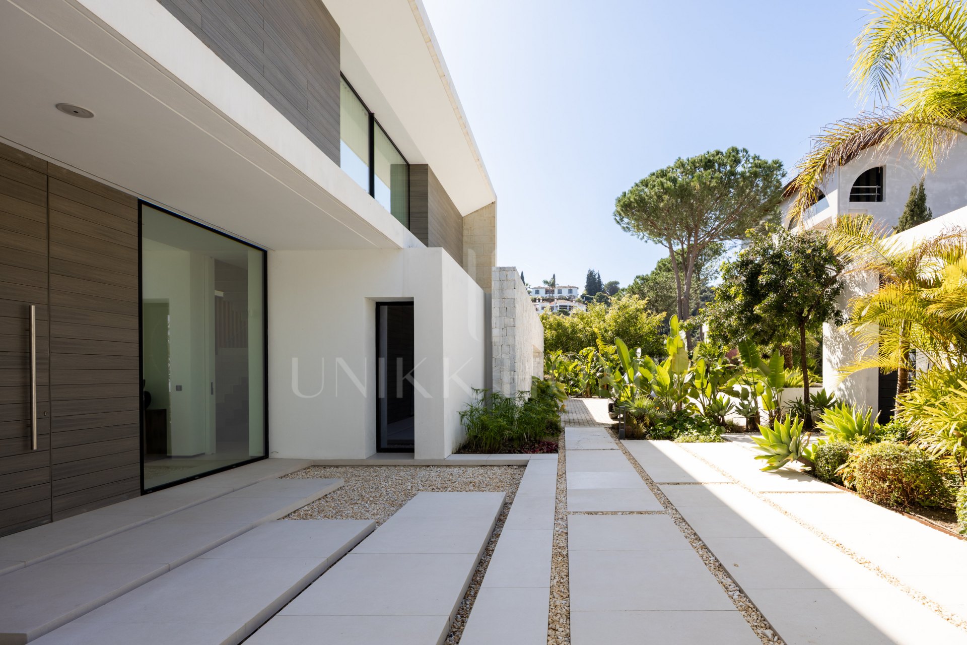 Casa De Canto is an exceptional seven-bedroom contemporary estate, in prestigious gated community of El Madroñal.