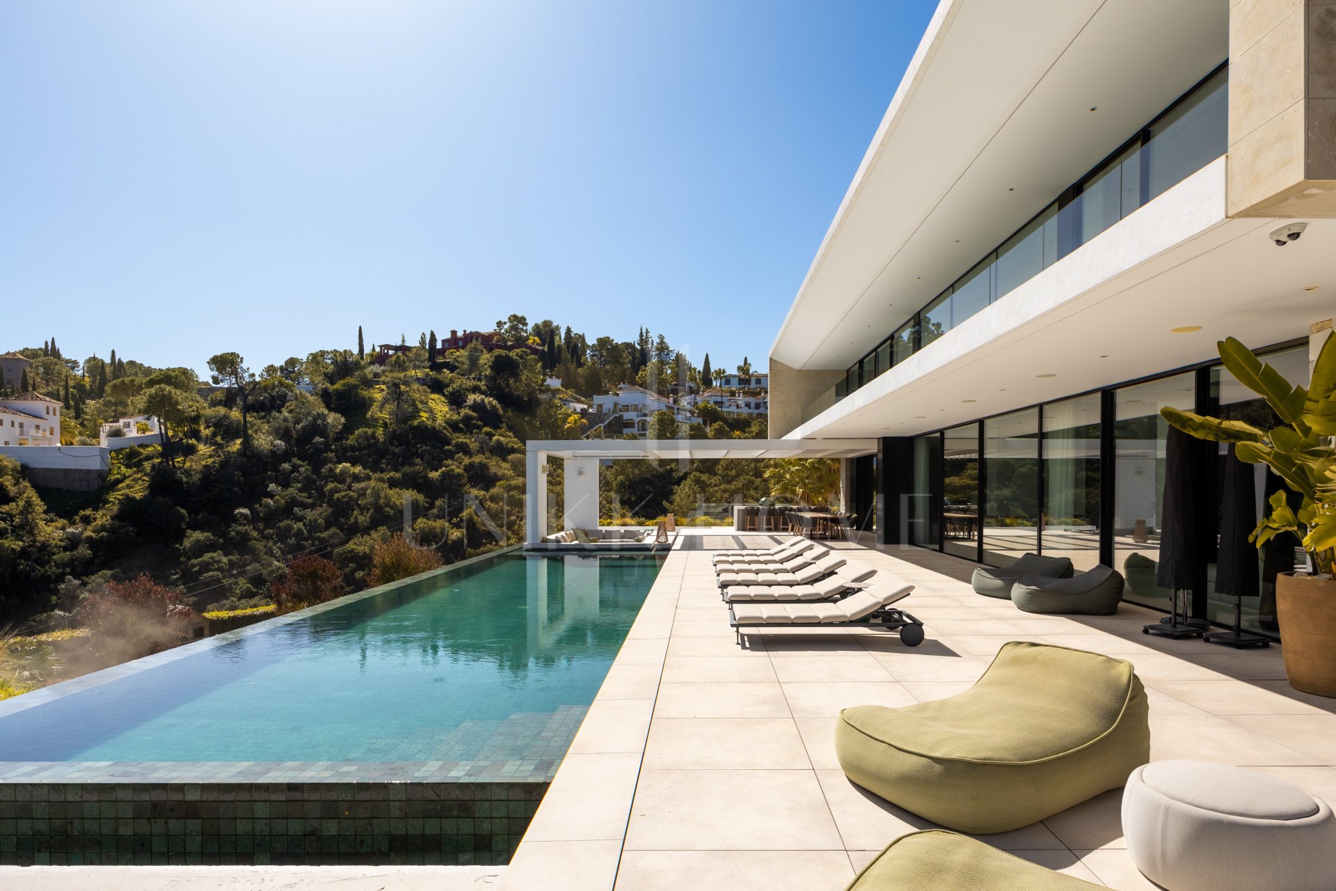 Casa De Canto is an exceptional seven-bedroom contemporary estate, in prestigious gated community of El Madroñal.